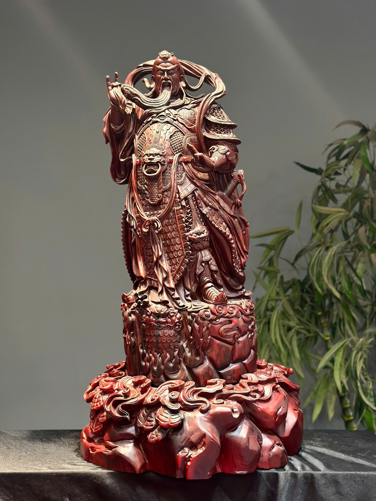 Tượng Quan Công Trấn Ải Gỗ Tử Đàn Đỏ – Đẳng Cấp & Uy Nghi