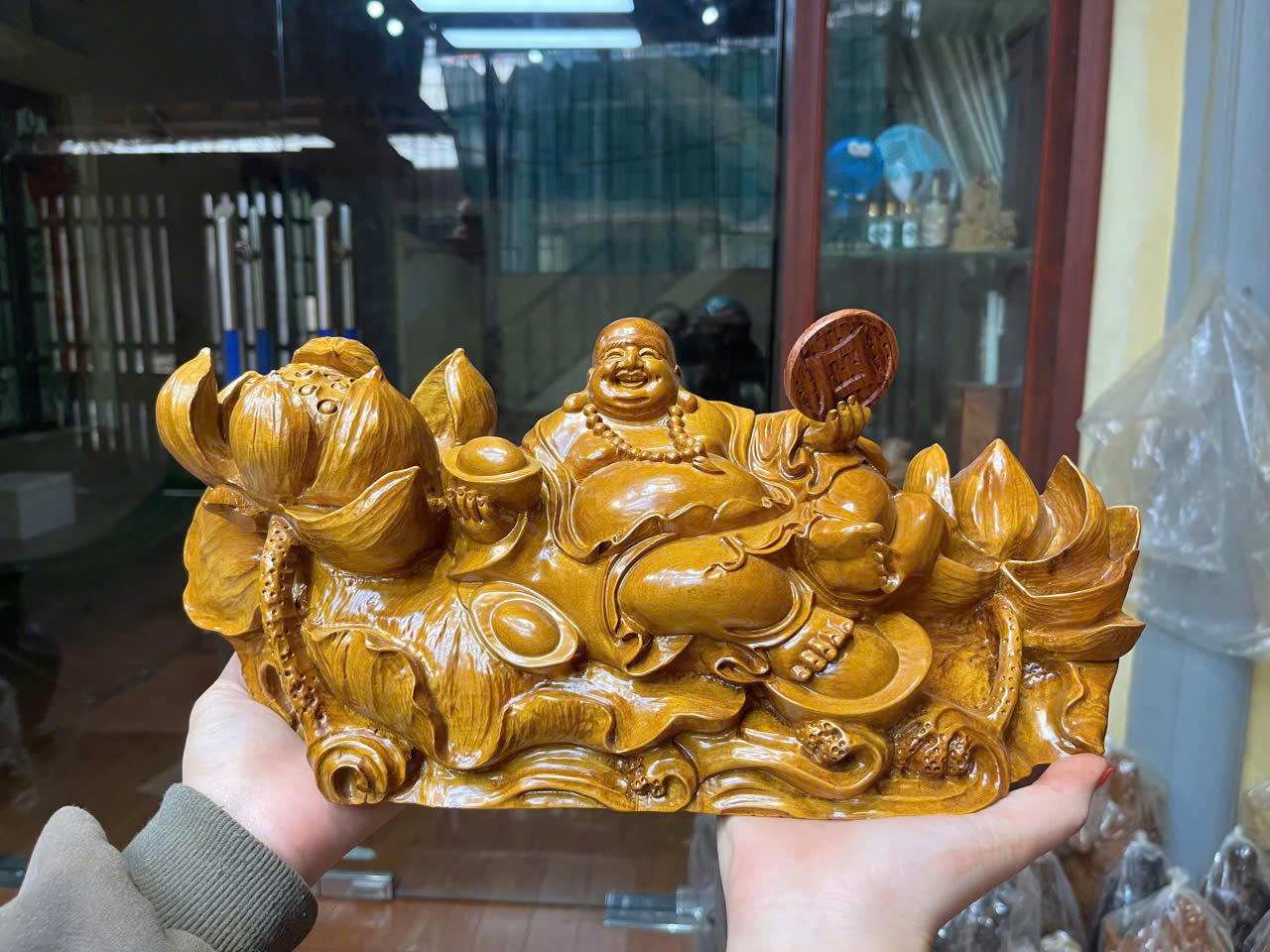 Tượng Di Lặc Ngự Liên Hoa – Gỗ Bách Xanh, Kênh Bong, Mẫu Độc Quyền