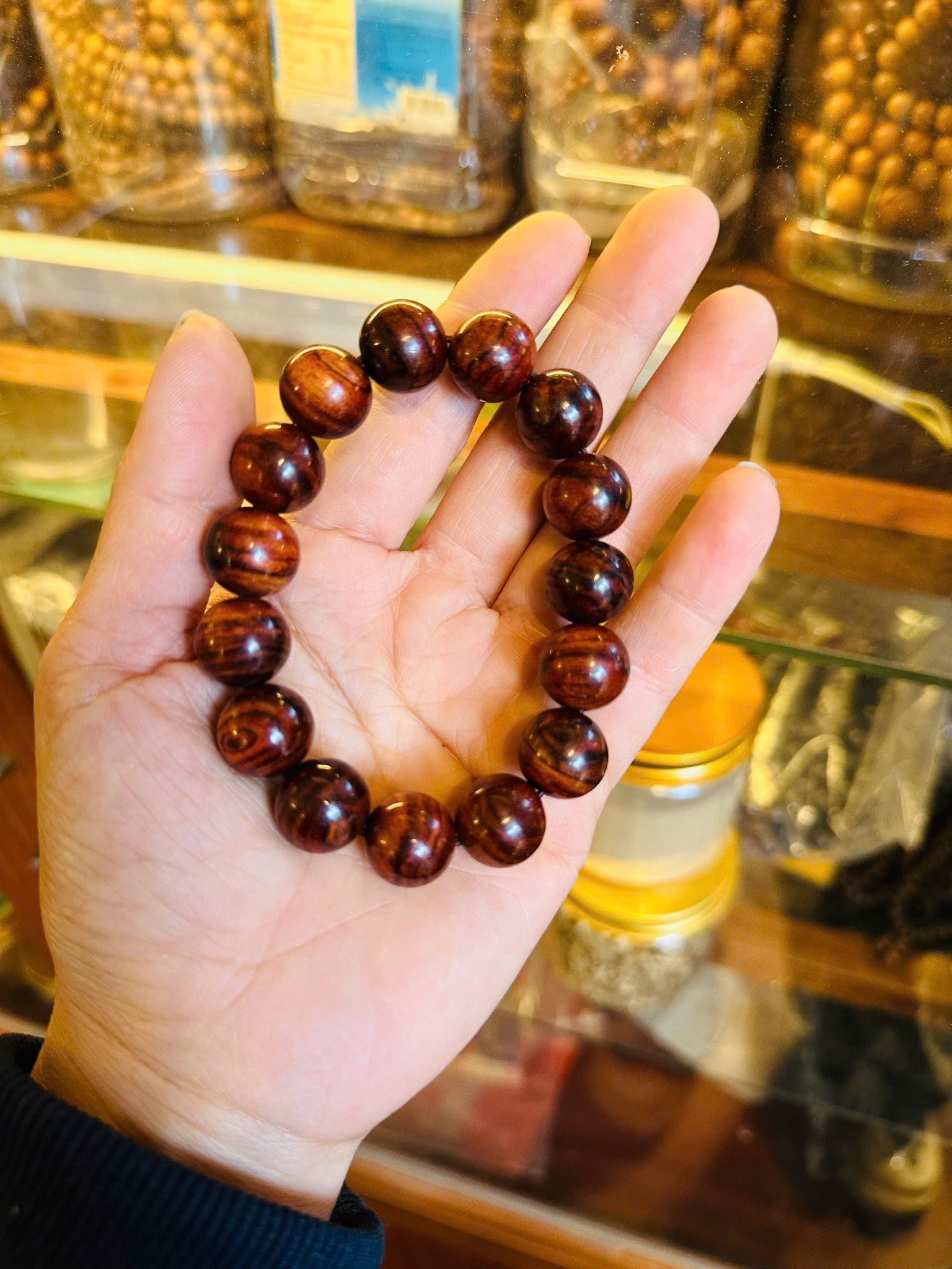 Vòng Tay Gỗ Sưa Đỏ 14 Ly – Vân Đẹp, Sang Trọng, Mang Lại May Mắn