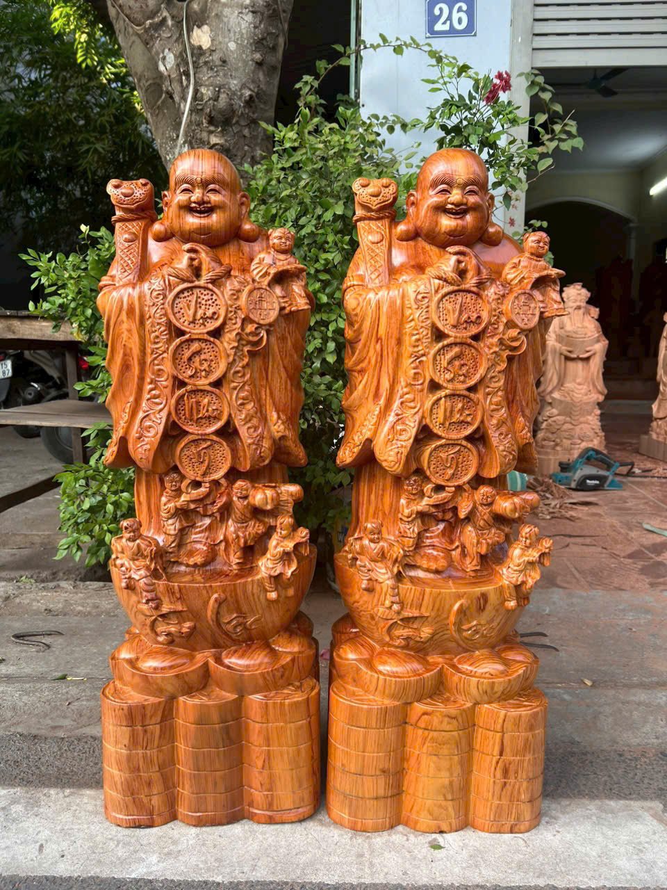 Di Lặc Chúc Phúc Gỗ Hương – Biểu Tượng Hạnh Phúc và Tài Lộc
