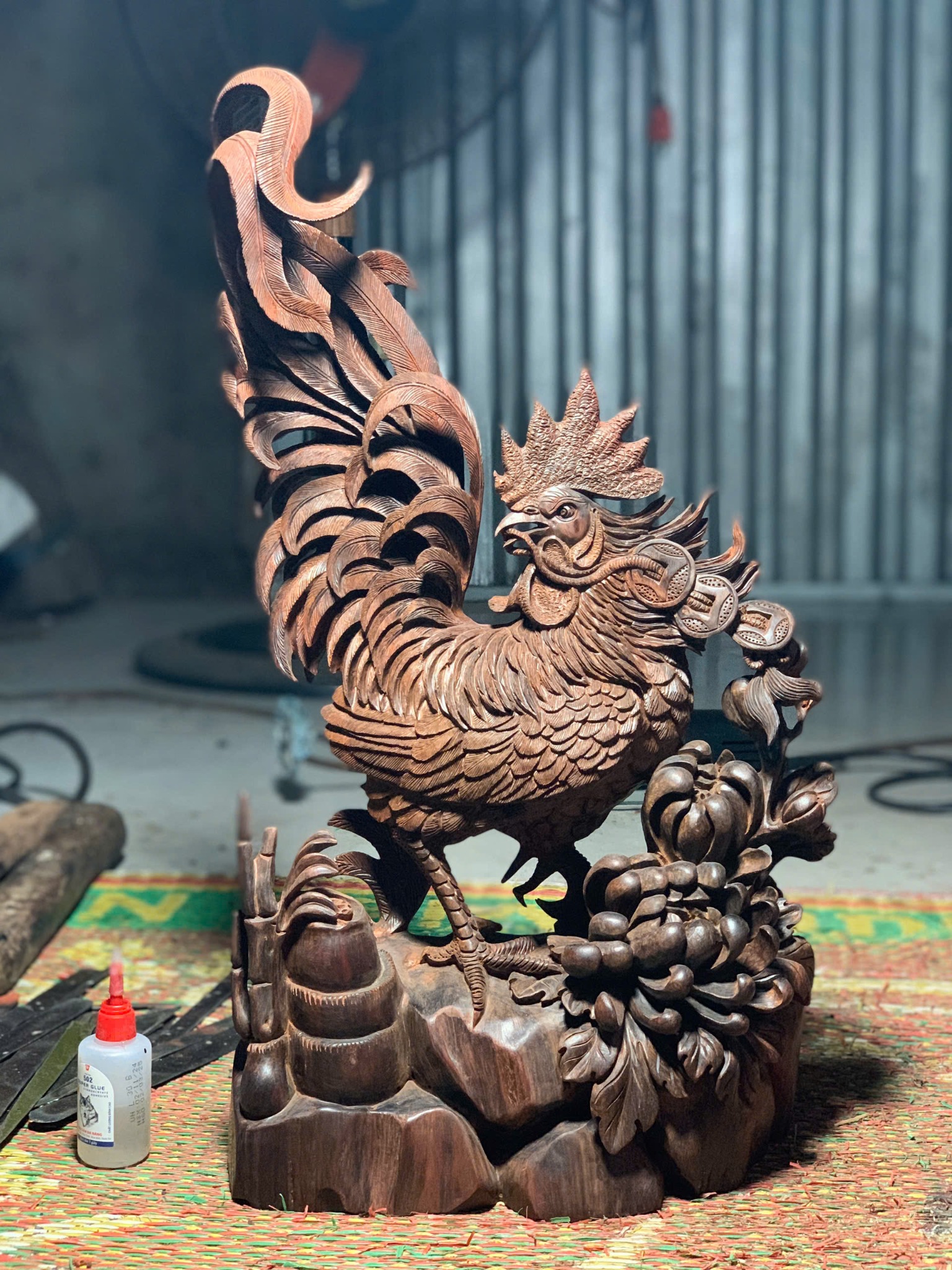 Tượng Nhất Kê Tài Lộc gỗ trắc đen đỏ liền khối – cao 48cm