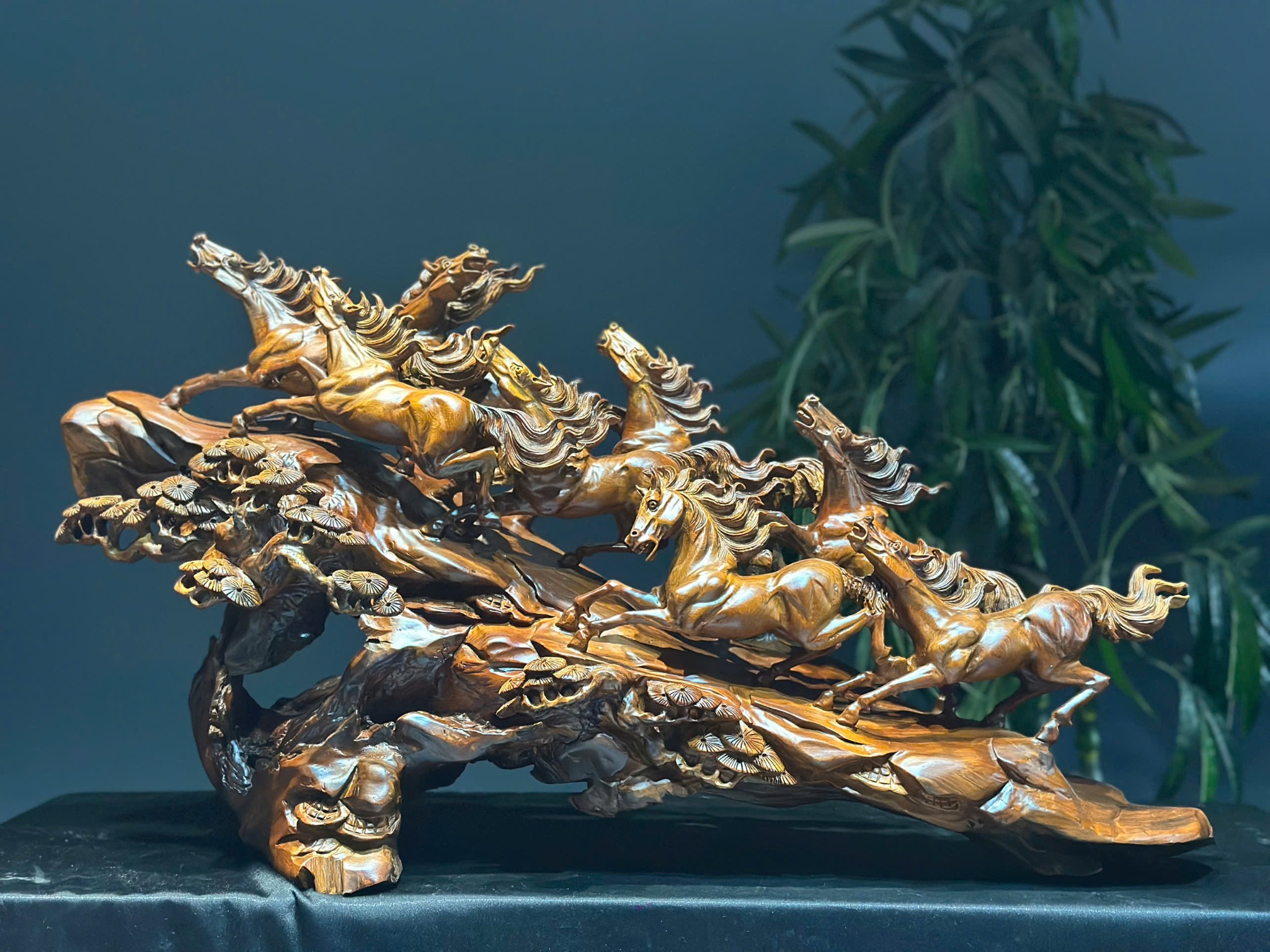 Tượng Bát Mã Truy Phong Gỗ Bách Xanh – Tượng Ngựa Phong Thủy