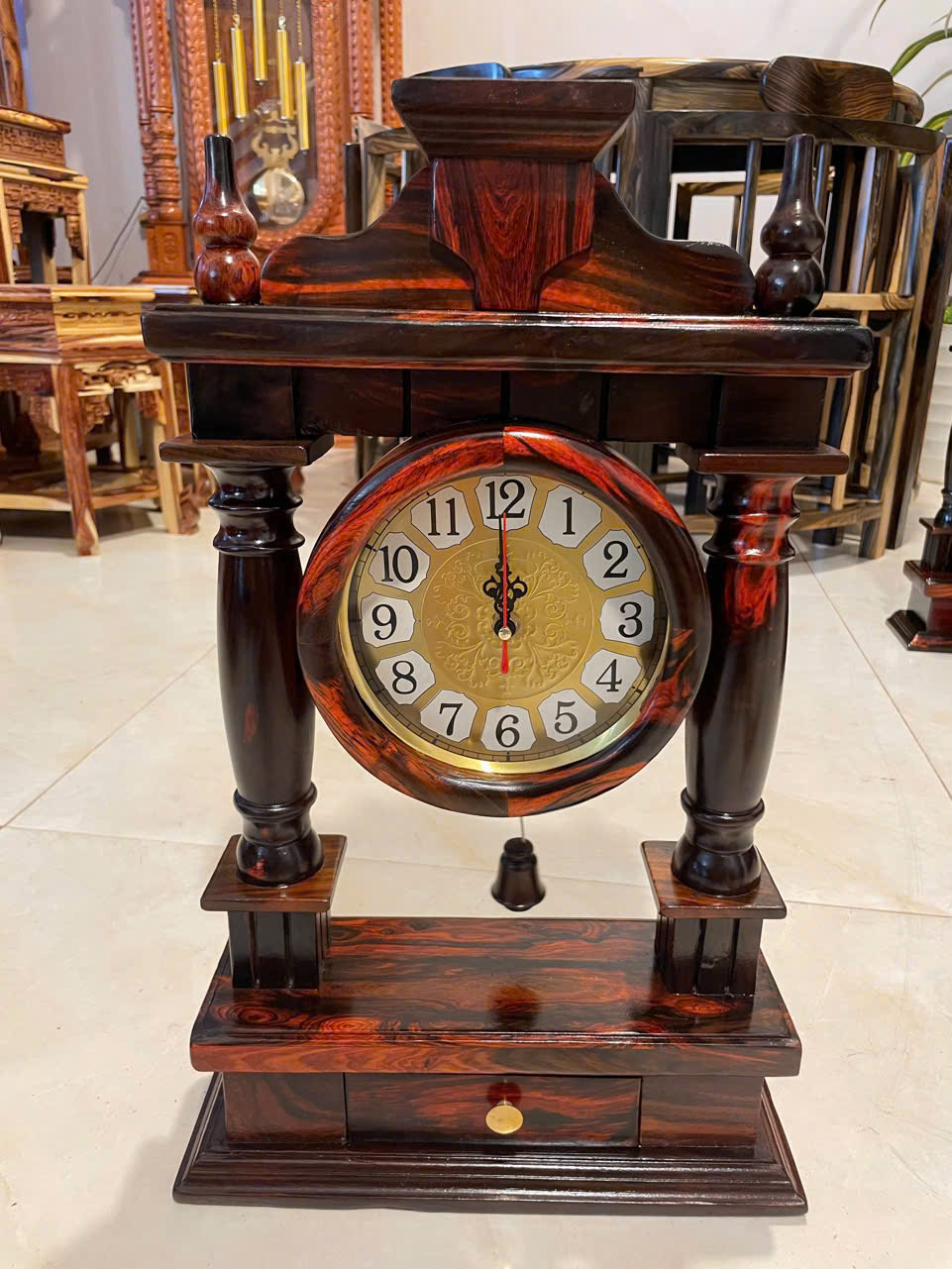 Đồng Hồ Để Bàn Gỗ Trắc Đen Đỏ – Cao 50cm