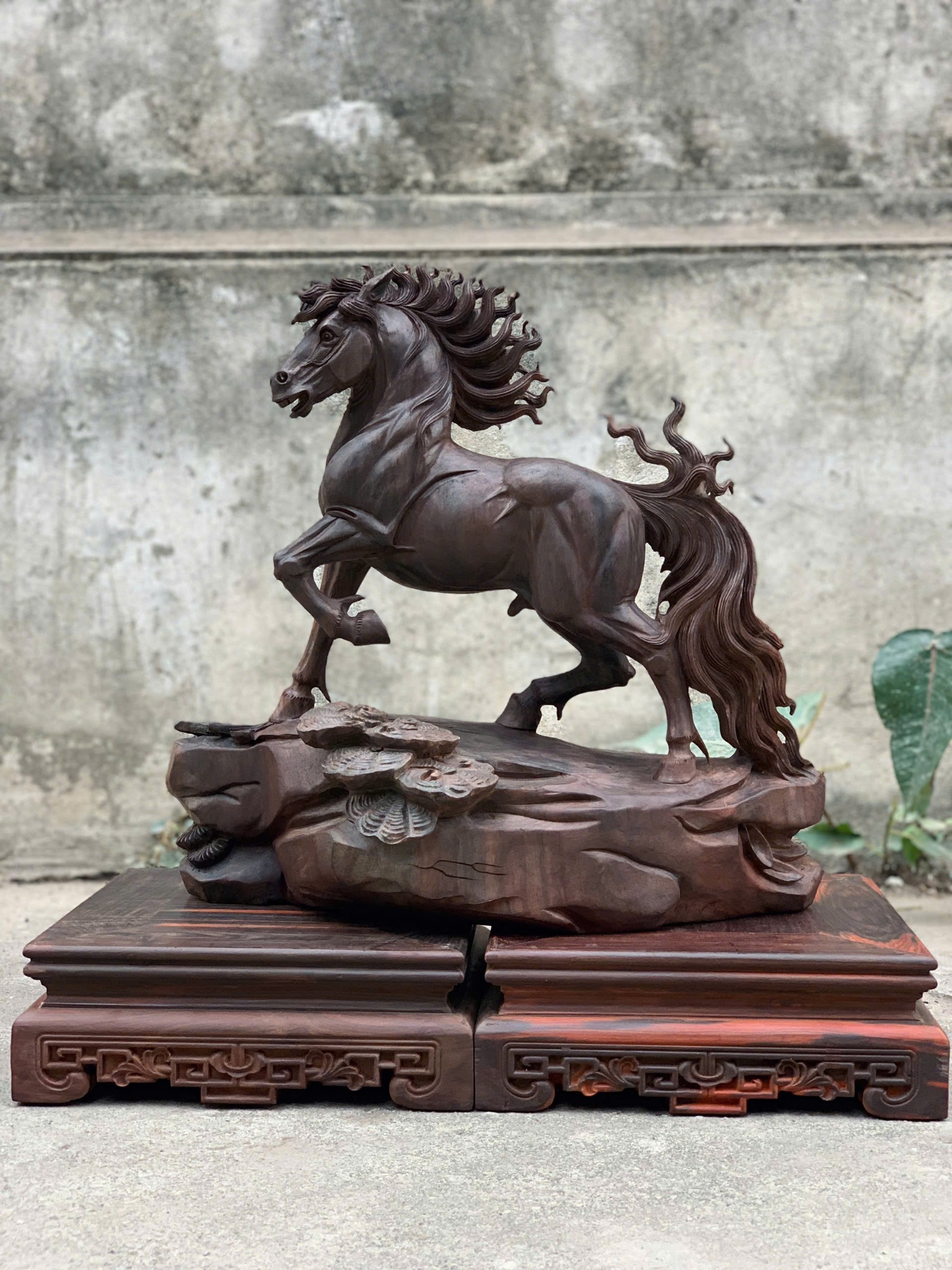 Tượng Nhất Mã Thong Dong Gỗ Trắc Đen | Mã Đáo Thành Công