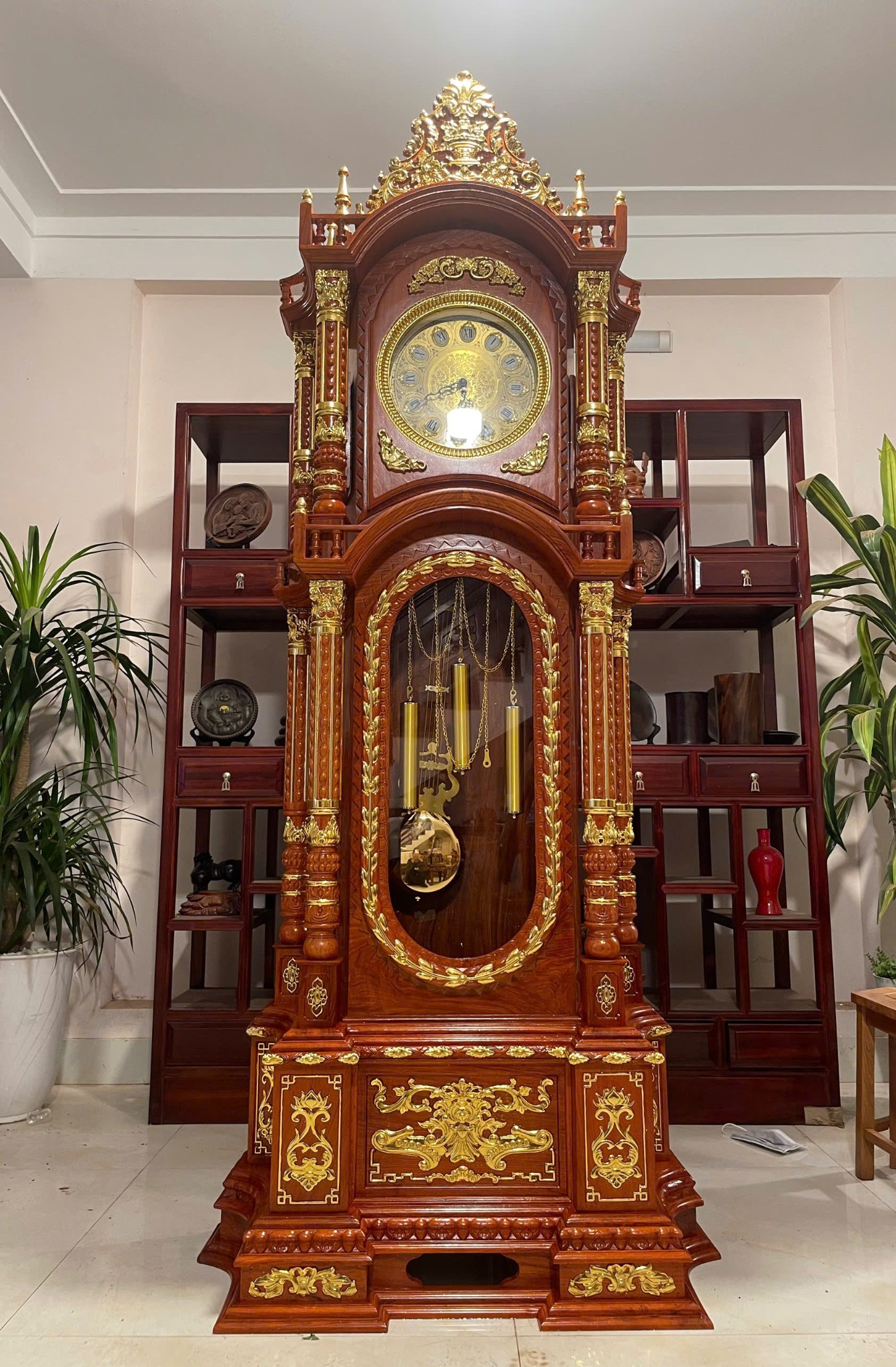 Đồng Hồ Tháp Gỗ Hương Đá Bọc Vàng – Sang Trọng & Đẳng Cấp