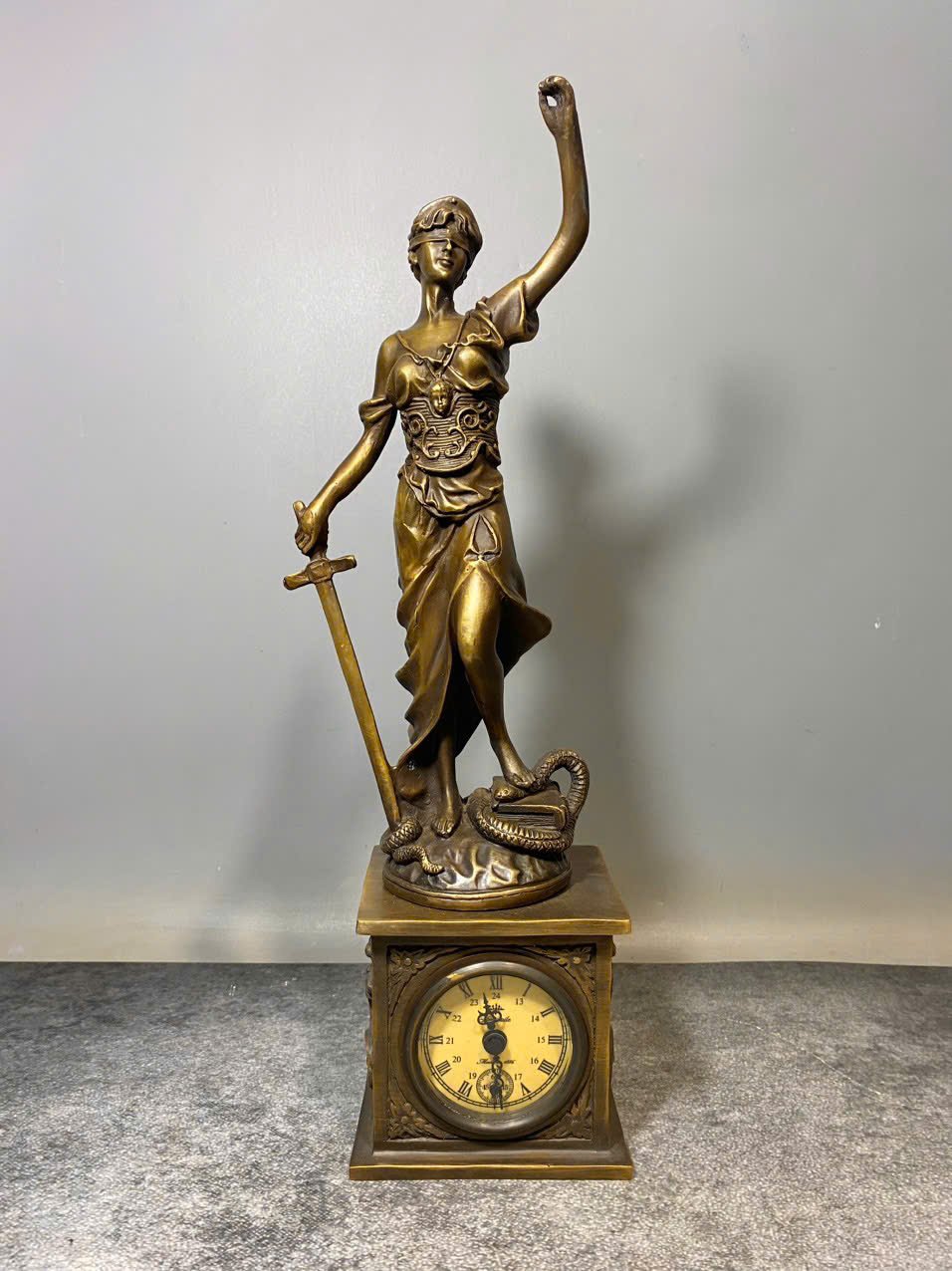 Đồng Hồ Nữ Thần Công Lý – Máy Cơ Cổ, Chạy Bon Bon, Đồng Sắc Nét