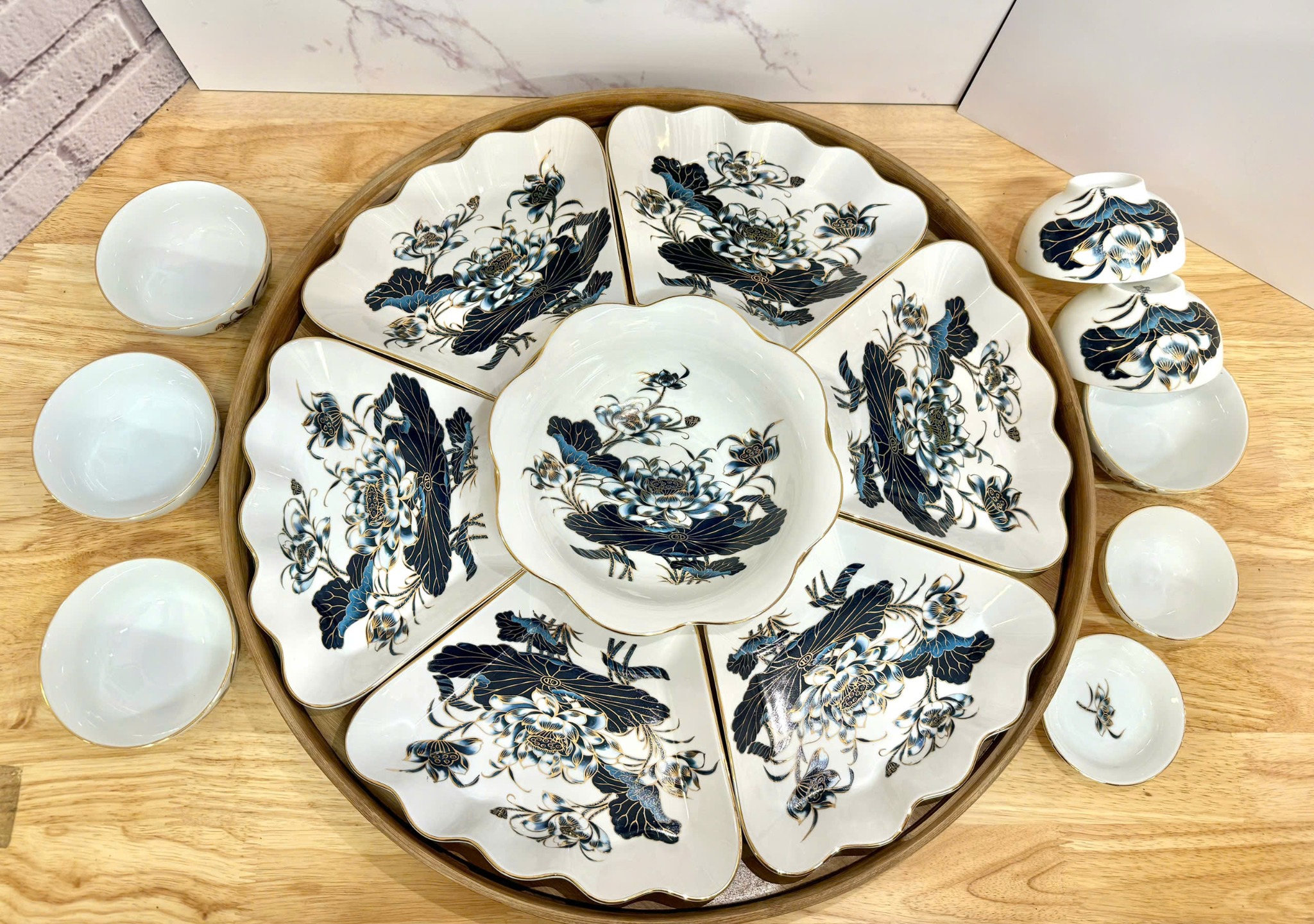 Set bát ăn Bát Tràng hoa mặt trời sen chàm vẽ vàng size 55cm