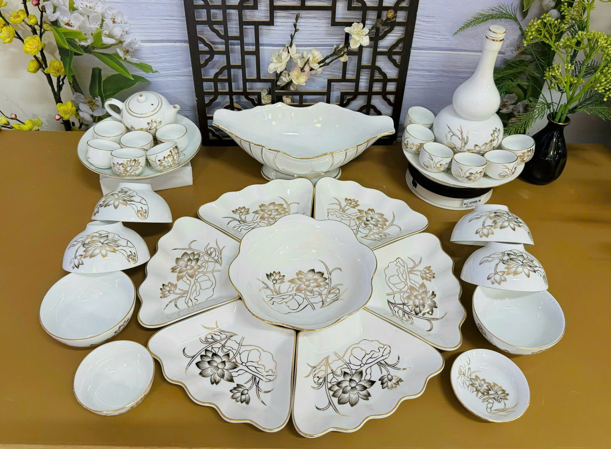 Set bát ăn Bát Tràng hoa mặt trời vẽ vàng 18 chi tiết
