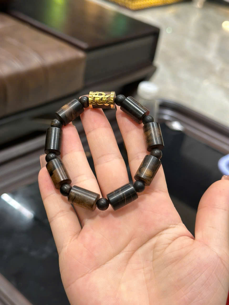 Vòng tay trầm Indo chìm trúc 10li khắc chữ vàng non theo yêu cầu