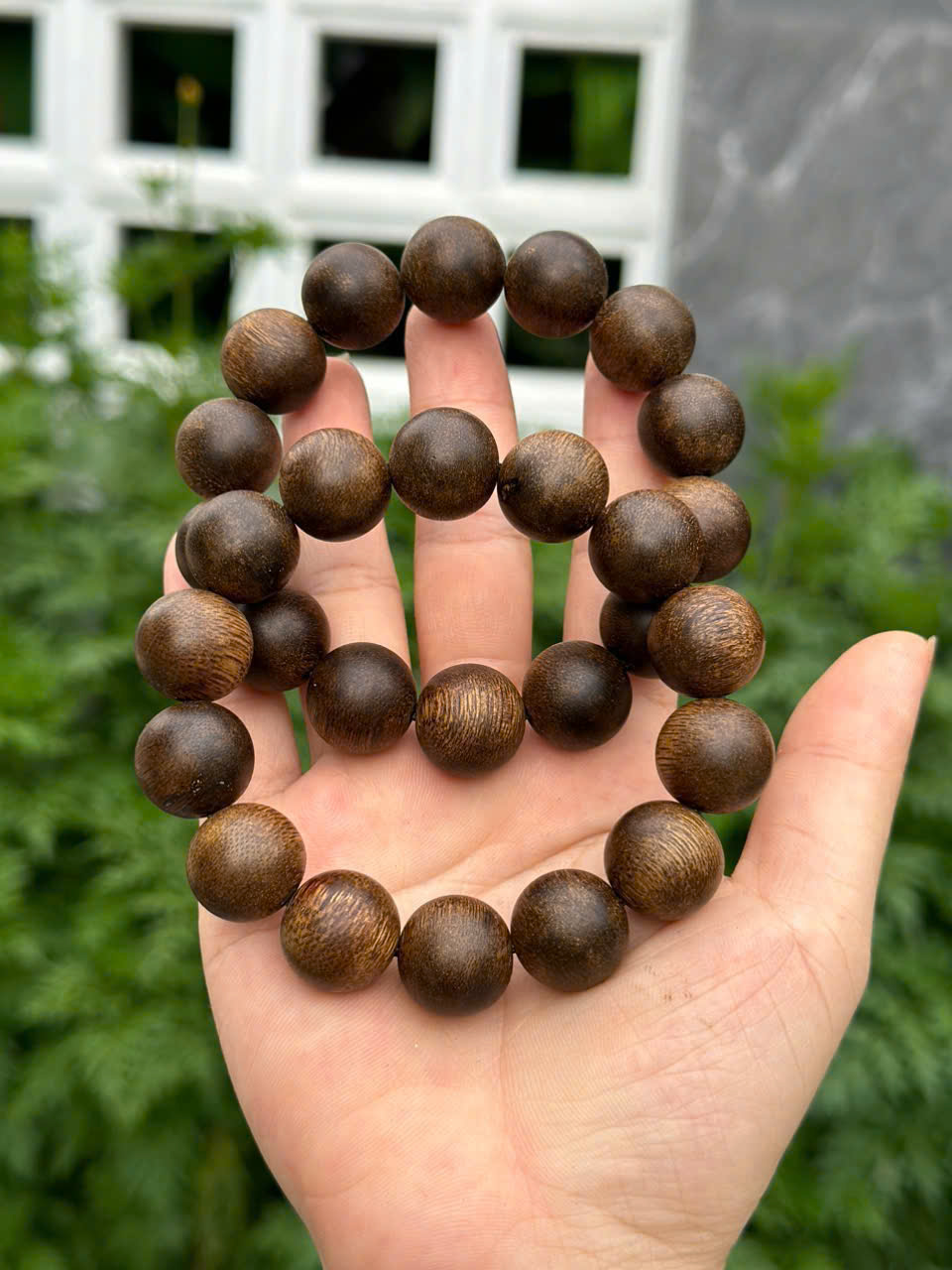 Vòng tay trầm Indo socola 16li mùi ngọt đậm – Kèm lọ sang trọng