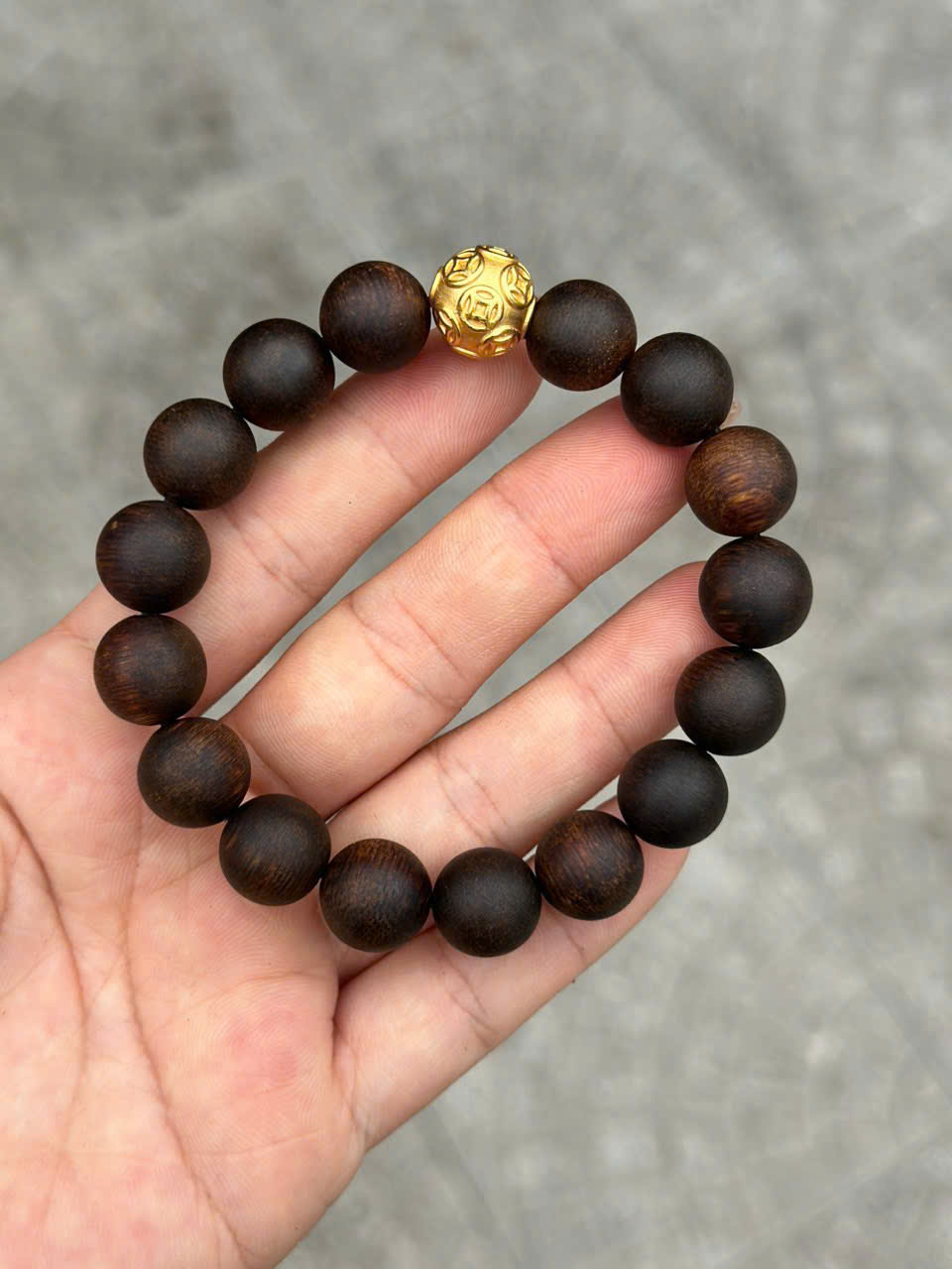 Vòng tay trầm Indo 12li mix kim tiền bạc mạ vàng 24K – Sang trọng và phong thủy