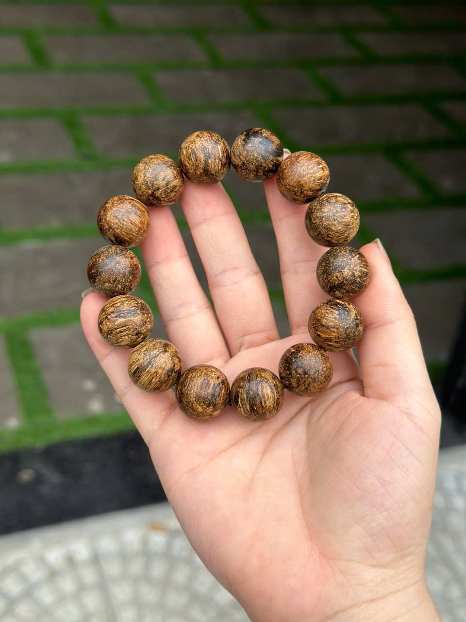 Vòng tay trầm hương Indo vân bông trứng cút size 16li – Đẳng cấp nam giới