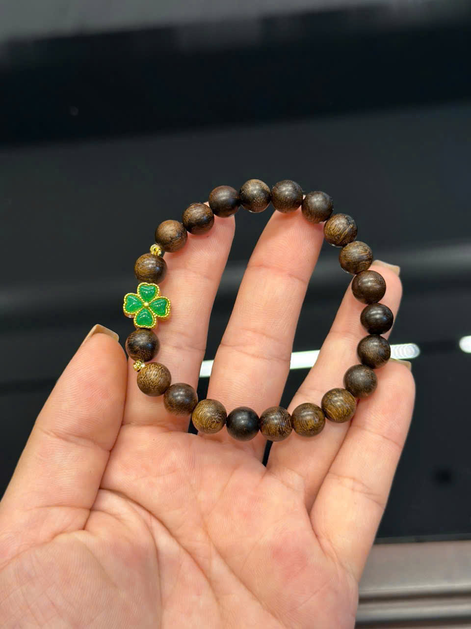 Vòng tay trầm hương Indo mix charm cỏ 4 lá size 8li – May mắn và phong thủy