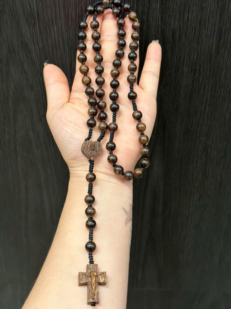 Chuỗi Mân Côi Trầm Hương Sánh Chìm – Size 8li Thủ Công Tinh Tế