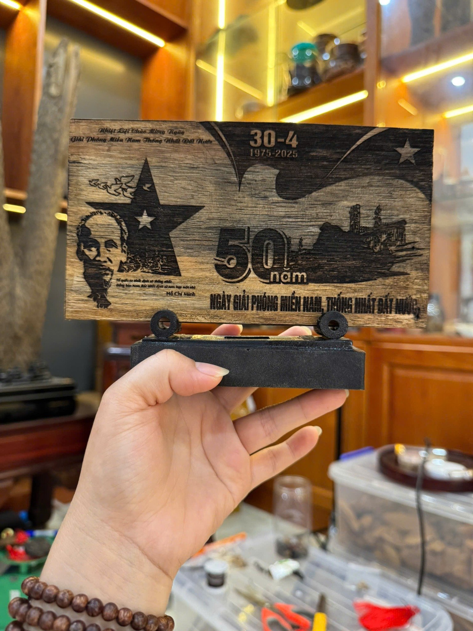 Tranh Trầm Hương 50 Năm Giải Phóng Miền Nam – Trưng Bày Bàn Làm Việc Ý Nghĩa