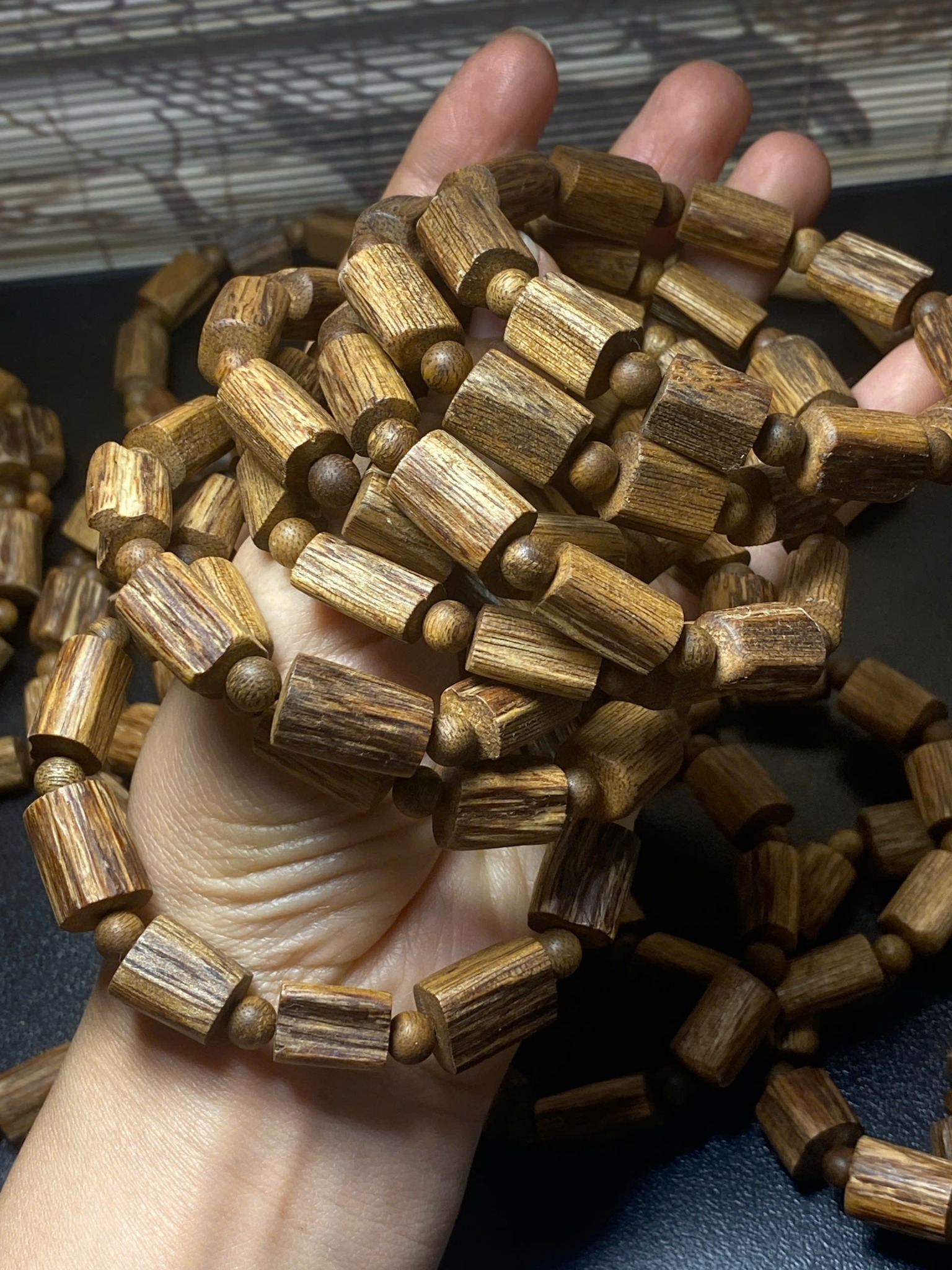 Vòng Tay Trầm Dầu Bì Lào 2 Mặt – Hàng Thơm Giá Phổ Thông