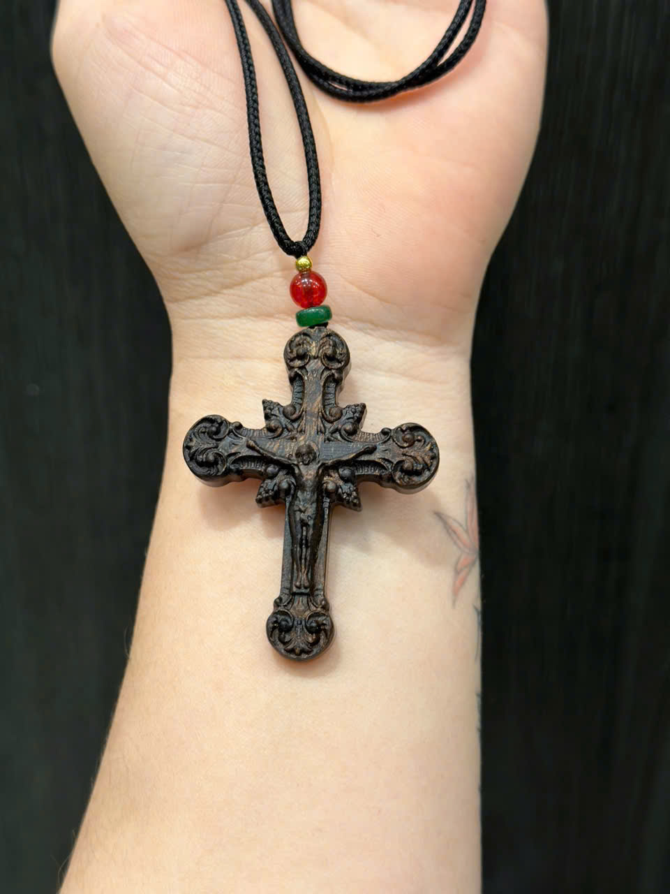 Thánh Giá Trầm Indo Chìm 5.0cm – Mùi Thơm Thanh Ngọt, Vân Đẹp Sắc Nét