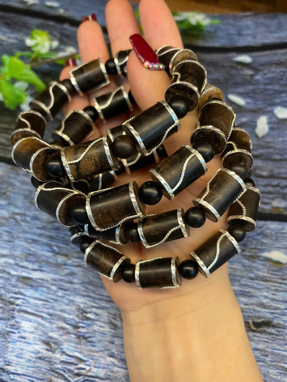 Vòng Tay Trầm Hương Indo Chìm Bọc Bạc – Vượng Khí Chiêu Tài