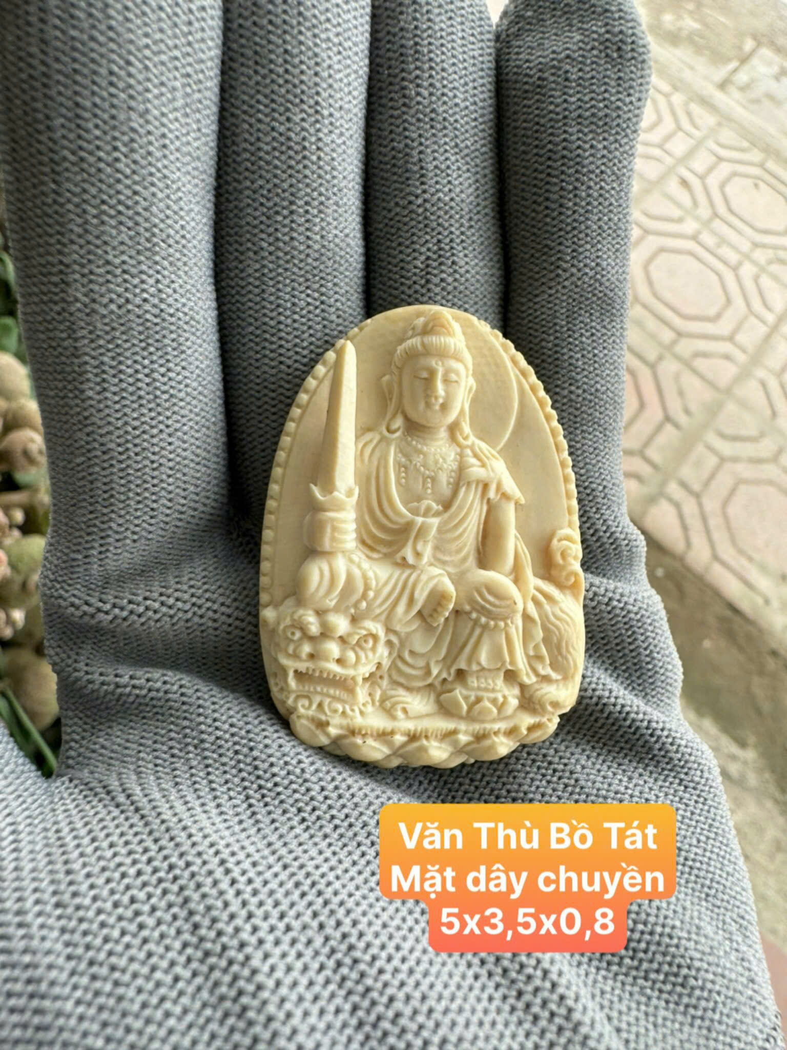 Mặt dây chuyền Văn Thù Bồ Tát đục tay thủ công – màu ngà tôn nghiêm