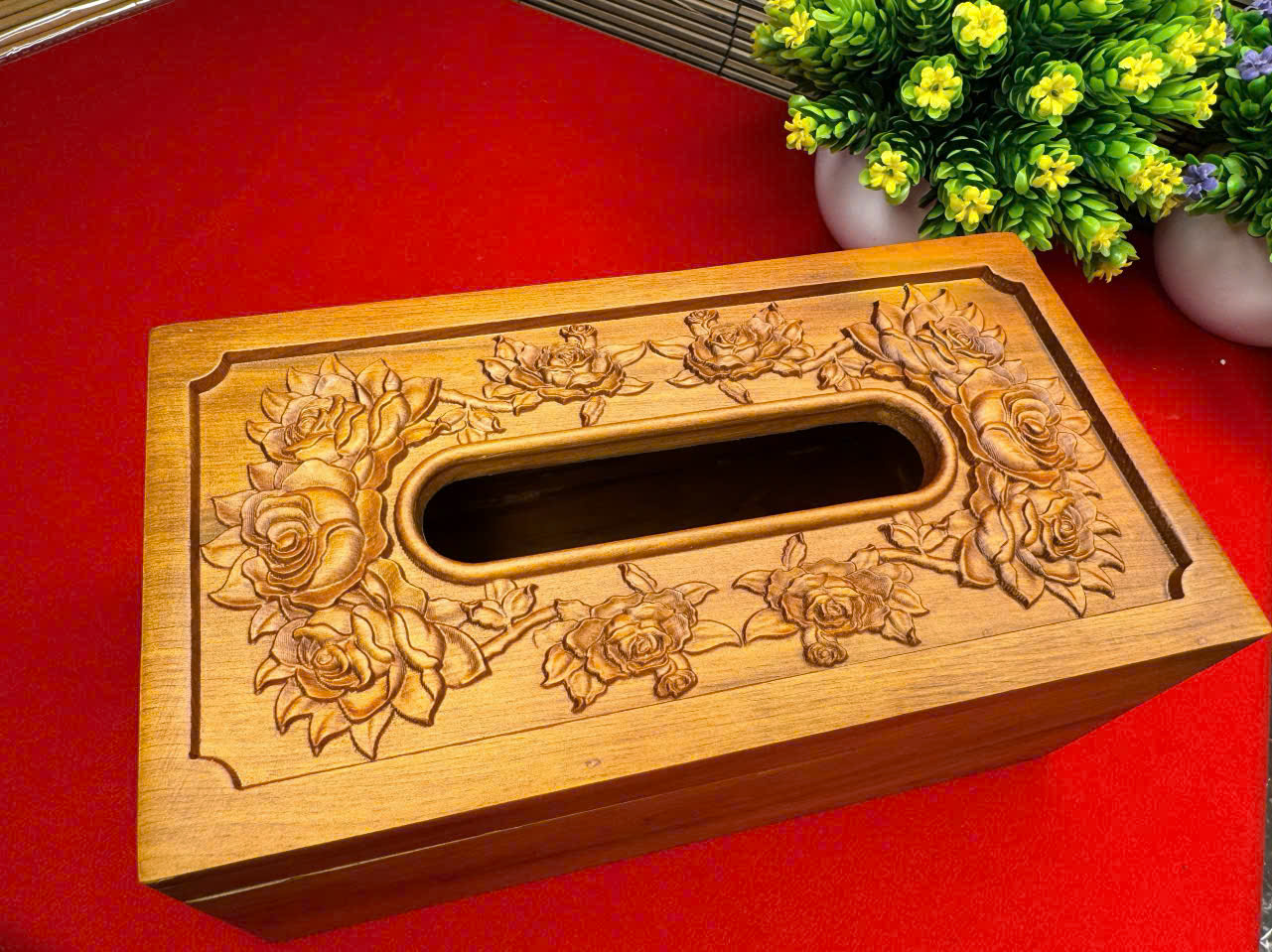 Hộp giấy ăn gỗ Bách Xanh chạm hoa hồng – decor sang trọng, thơm dịu
