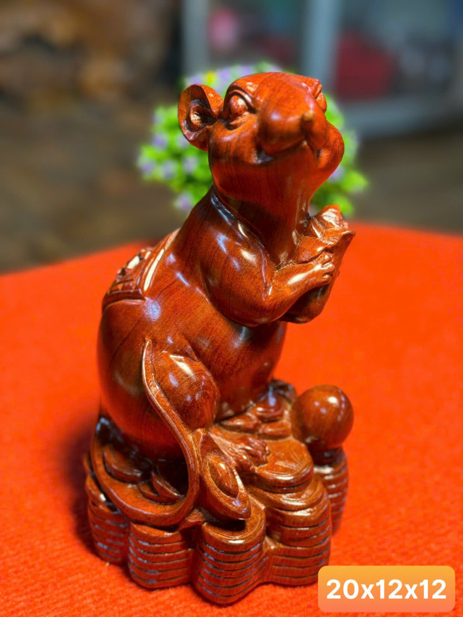 Tượng Chuột Tài Lộc ôm bắp Ngô bằng gỗ hương – hợp tuổi Tý, chiêu tài hút lộc