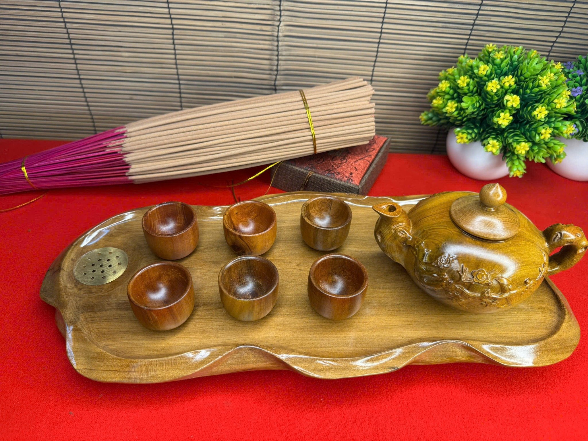 Bộ thơm phong thủy gỗ bách xanh – ấm chén chim hoa – hương Ngọc am nguyên chất