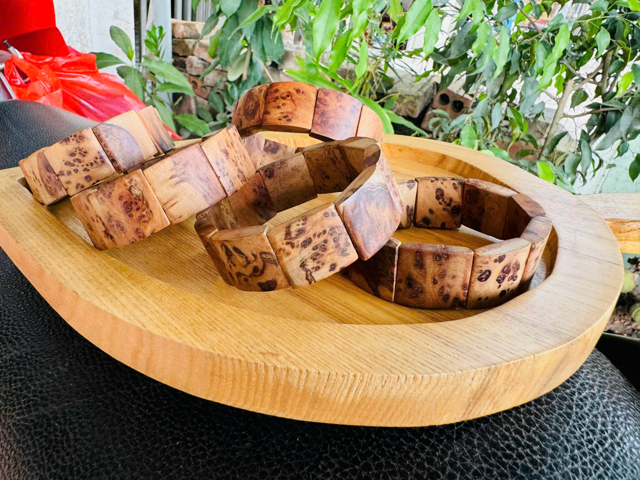 Vòng tay gỗ nu bách diệp bản vuông 20li – Mix mặt đồng hồ độc lạ