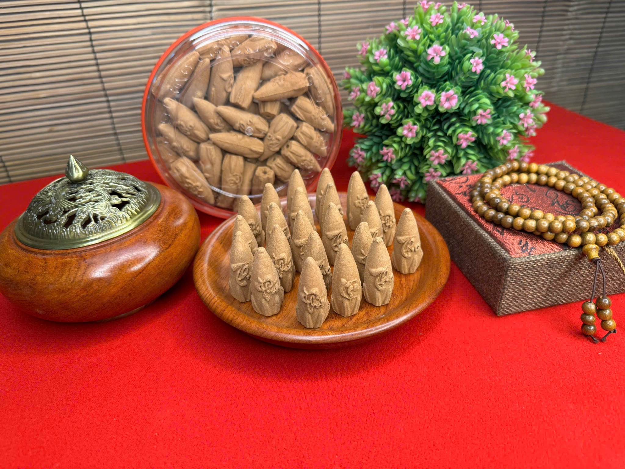 Bộ xông trầm gỗ hương nắp rồng phượng tặng vòng tay bách xanh 108 hạt