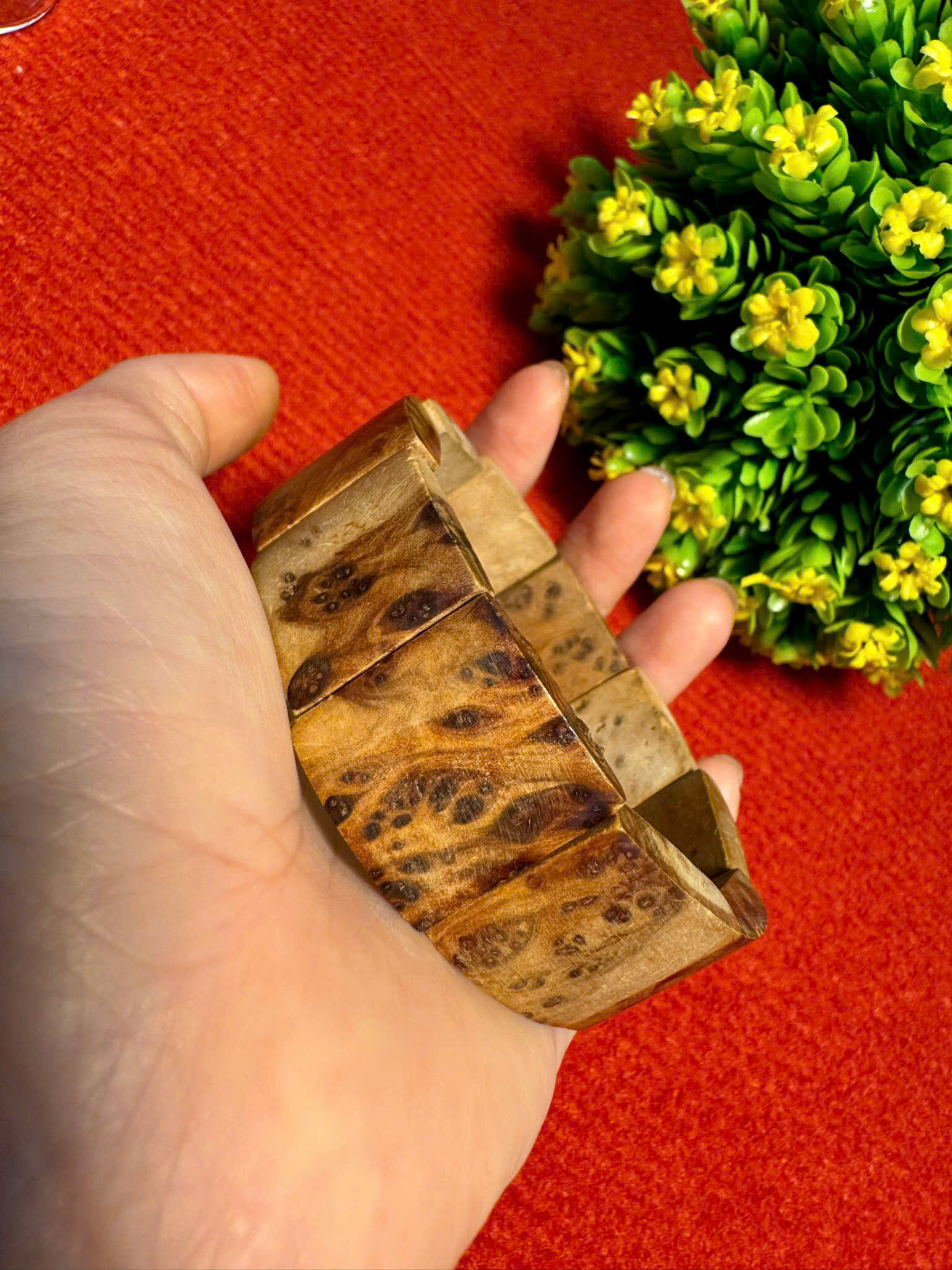 Vòng tay gỗ nu bách Nhật 20ly thơm đặc biệt – tặng hộp và kim chỉ