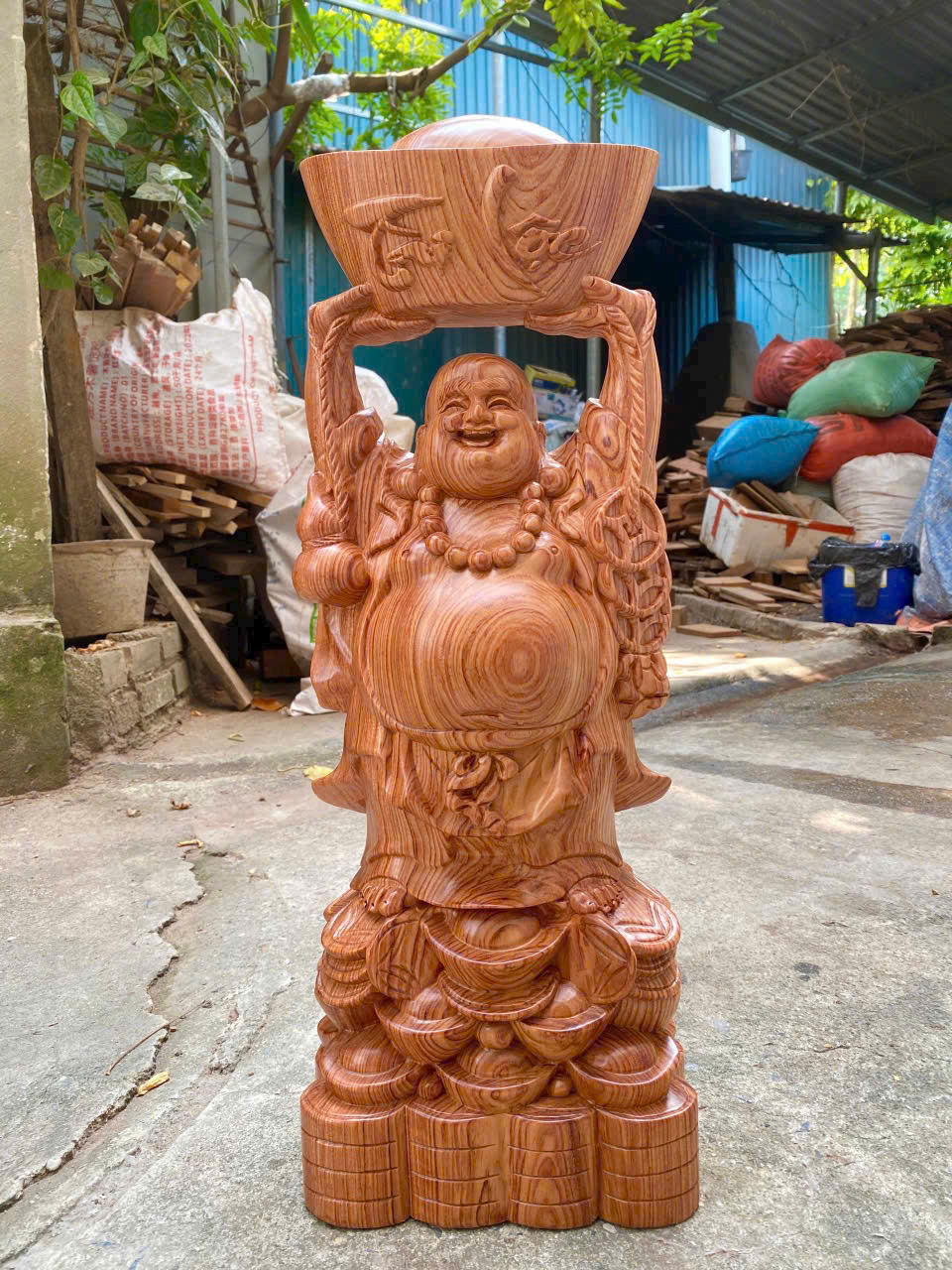 Tượng Di Lặc dâng vàng gỗ hương đá – Chiêu tài hút lộc phong thủy