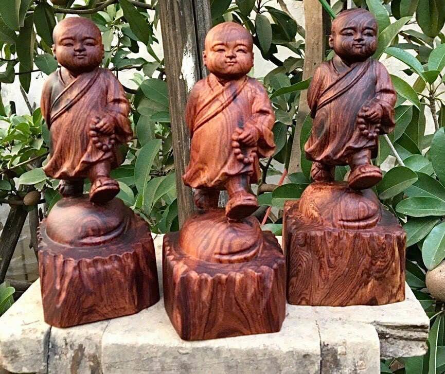 Tượng chú tiểu gỗ cẩm Việt liền khối cao 20cm