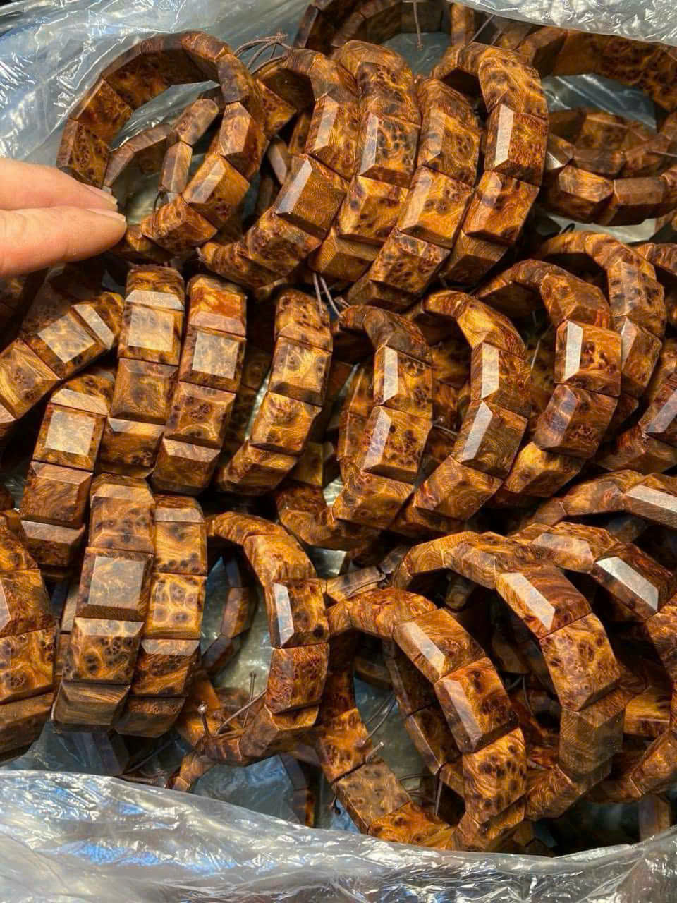 Vòng tay nu ngọc am Hà Giang đậm dầu hoa chớp kín – thơm mạnh độc bản