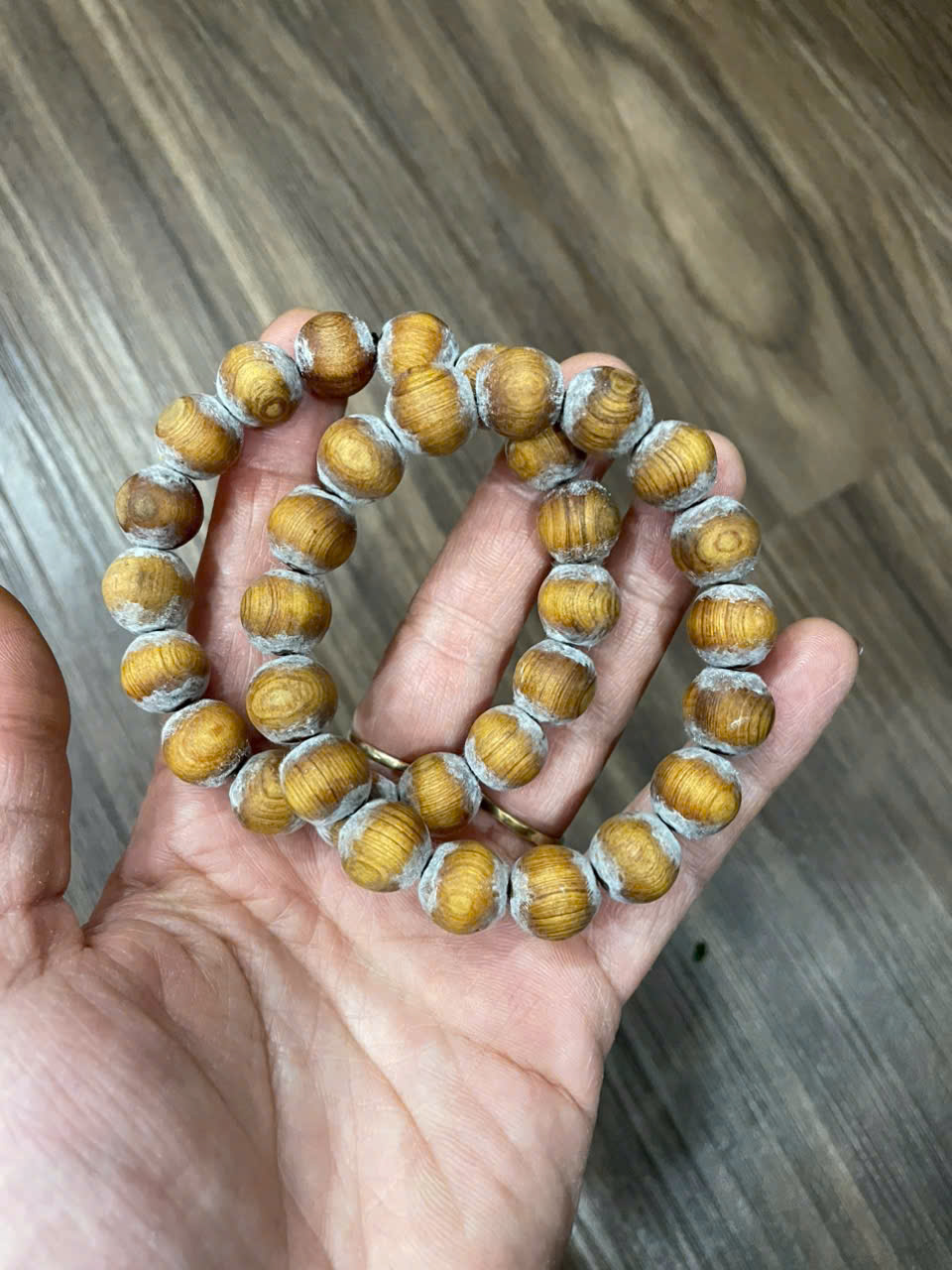 Vòng tay hoàng đàn rễ 10li vân núi đá thơm tự nhiên – phong thủy khai xuân may mắn