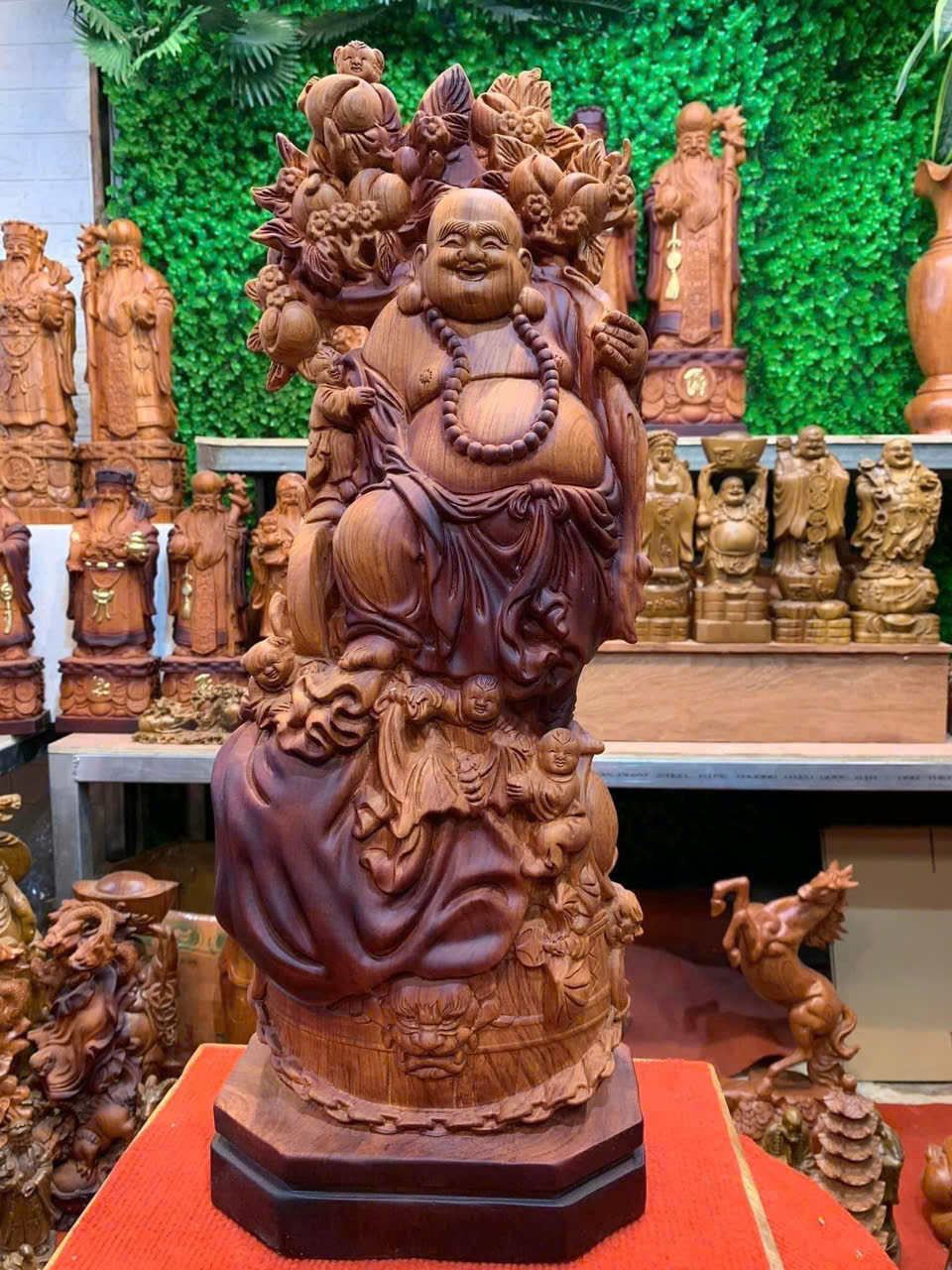 Tượng Di Lặc vác đào gỗ hương – chiêu tài, đón lộc đầu năm