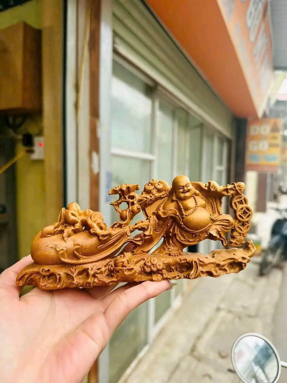 Tượng Di Lặc kéo bao gỗ bách xanh – phong thủy tài lộc để bàn