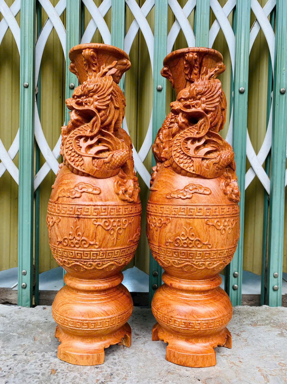 Cặp bình hoa rồng gỗ hương chạm nổi thủ công – cao 30cm