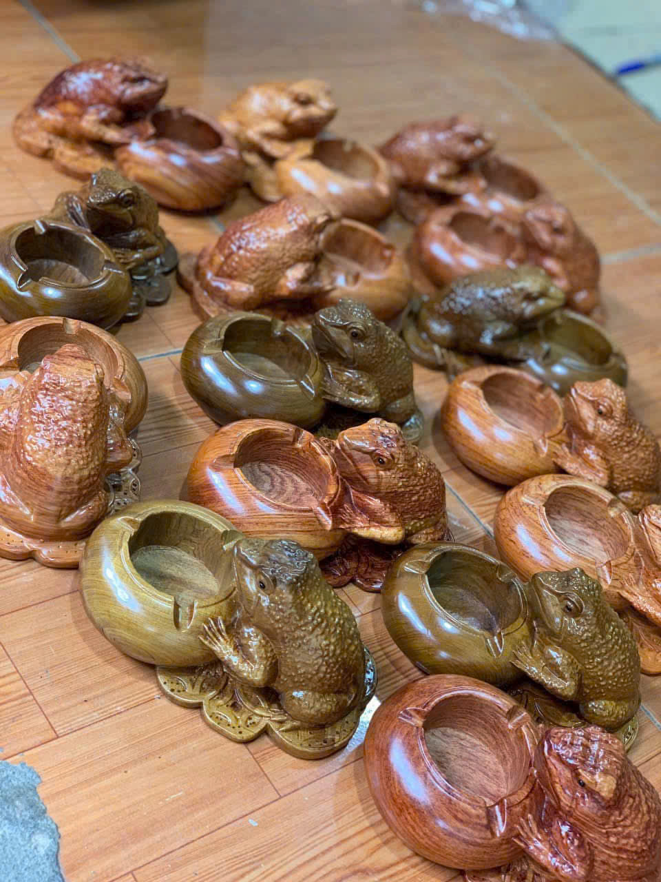 Gạt tàn cóc phong thủy gỗ bách xanh – gỗ hương thủ công