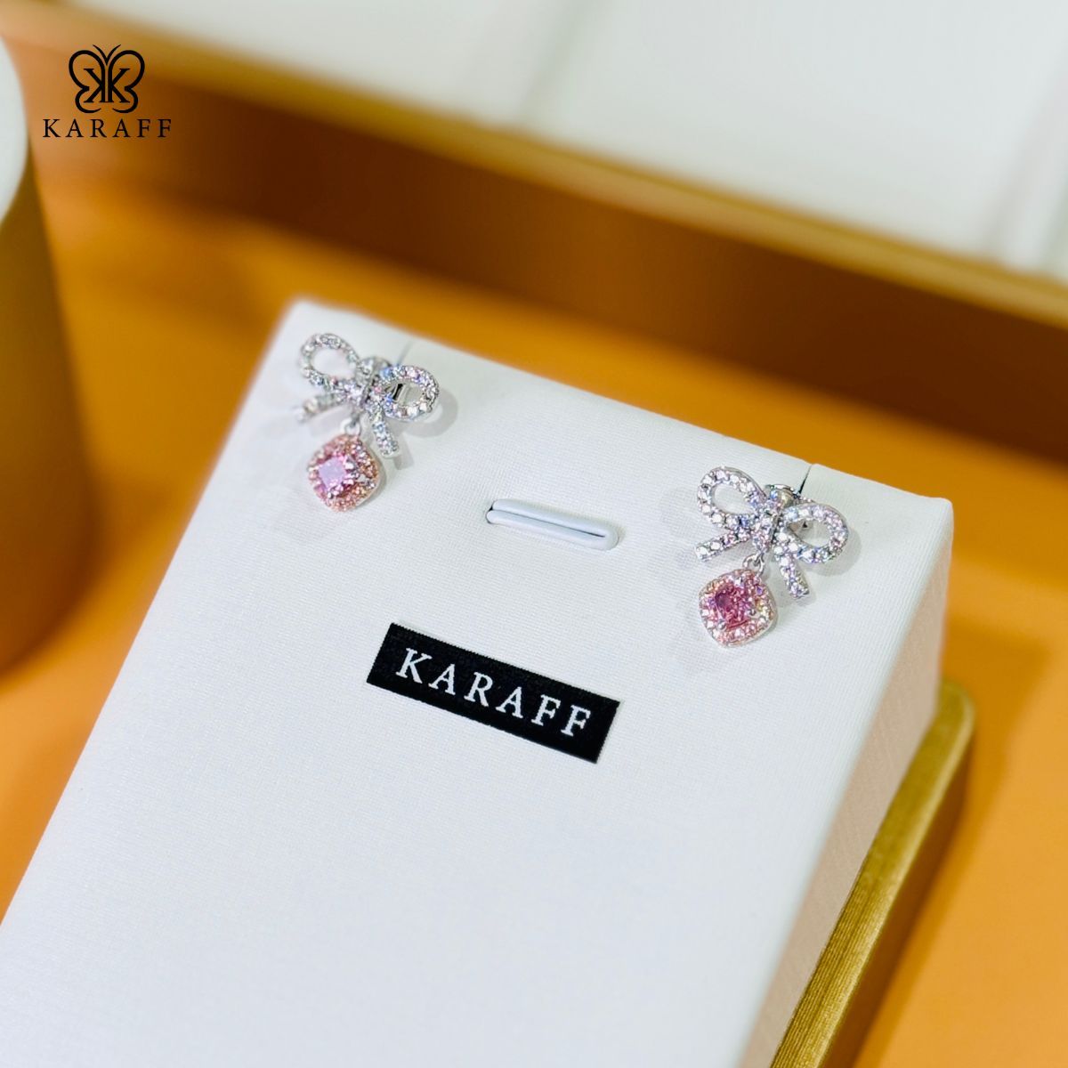  Khuyên Tai Karaff Serene Pink - Trang Sức Bạc 925 Mạ Vàng Trắng Đá Vàng Nạm Đá Hồng Thắt Nơ 