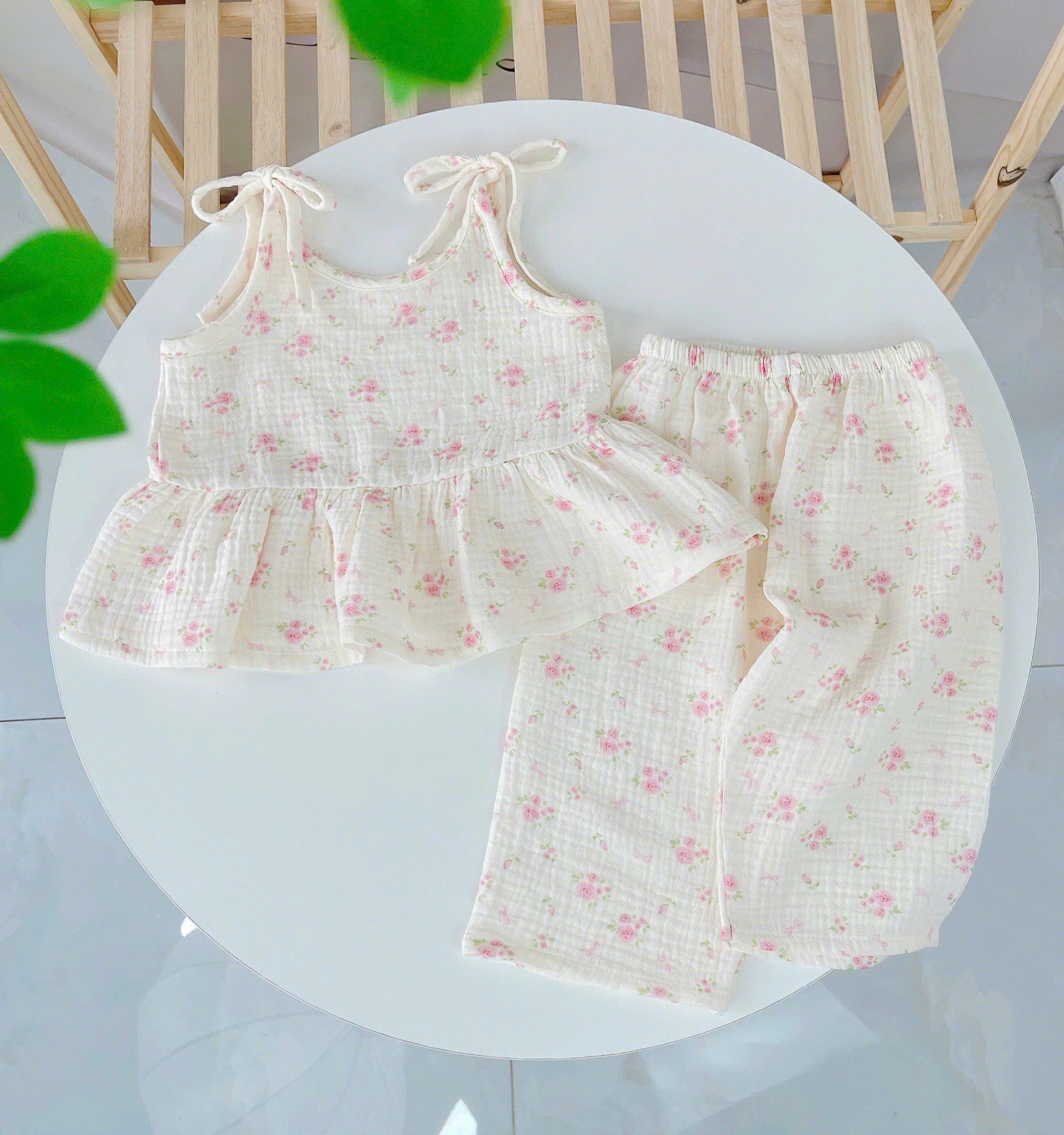  Bộ hai dây bé gái quần lửng xô muslin Lá Homewear A279, bộ đồ hè bé gái mát nhẹ dễ thương áo dây xòe quần suông 