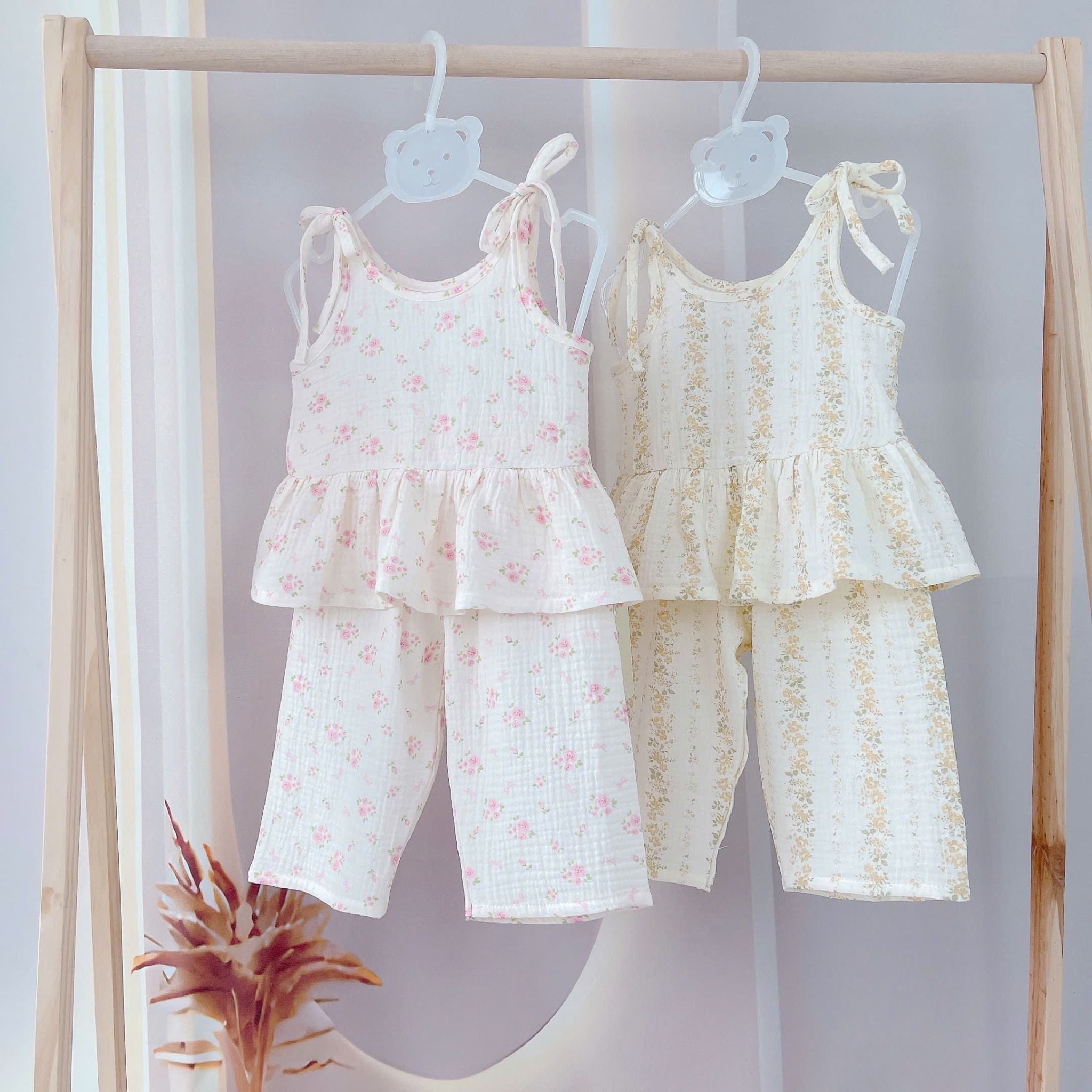  Bộ hai dây bé gái quần lửng xô muslin Lá Homewear A279, bộ đồ hè bé gái mát nhẹ dễ thương áo dây xòe quần suông 