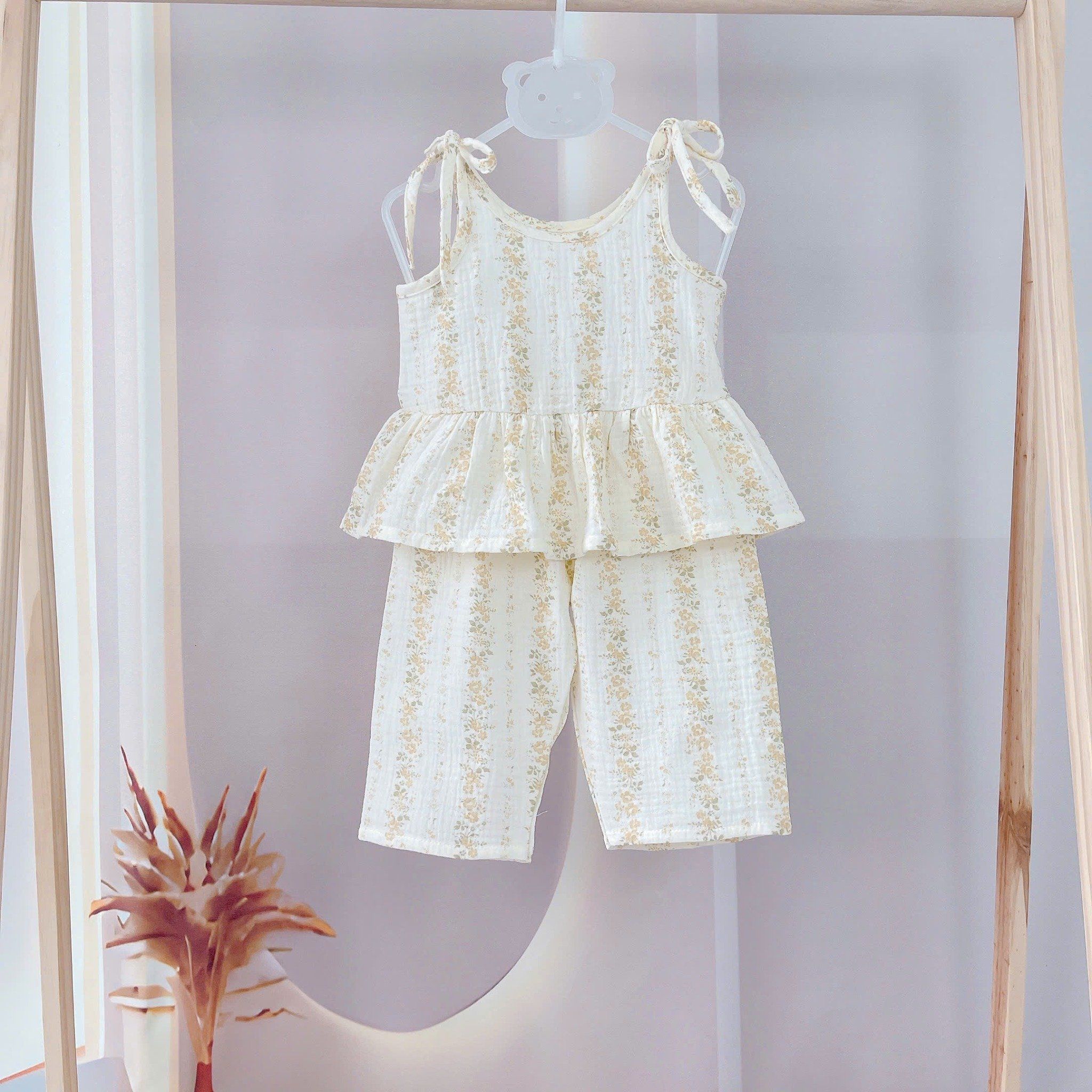  Bộ hai dây bé gái quần lửng xô muslin Lá Homewear A279, bộ đồ hè bé gái mát nhẹ dễ thương áo dây xòe quần suông 