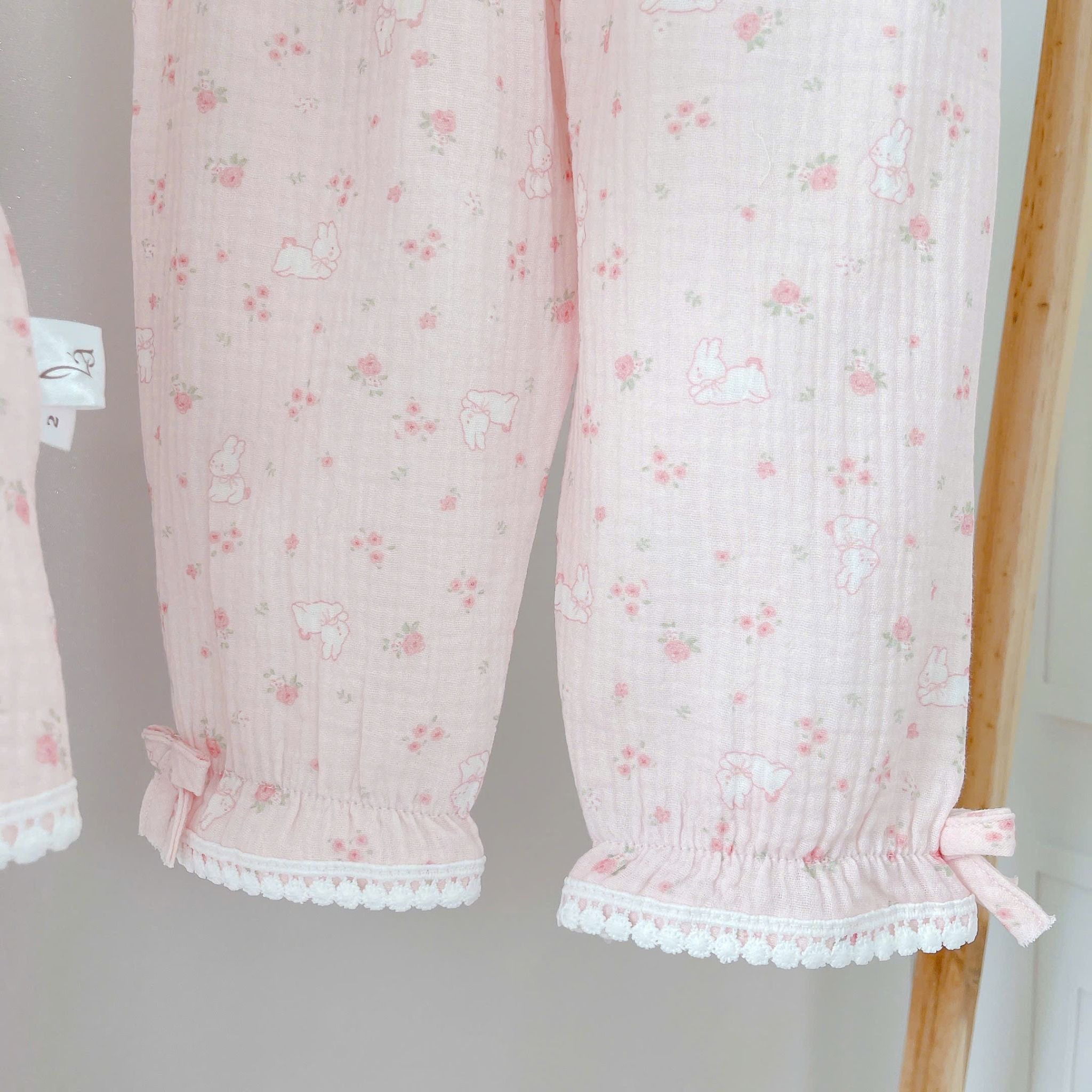  Pijama bé gái cộc tay quần lửng xô muslin Áo Lá Homewear A040, đồ ngủ bé gái xô đũi babydoll caro xinh xắn 