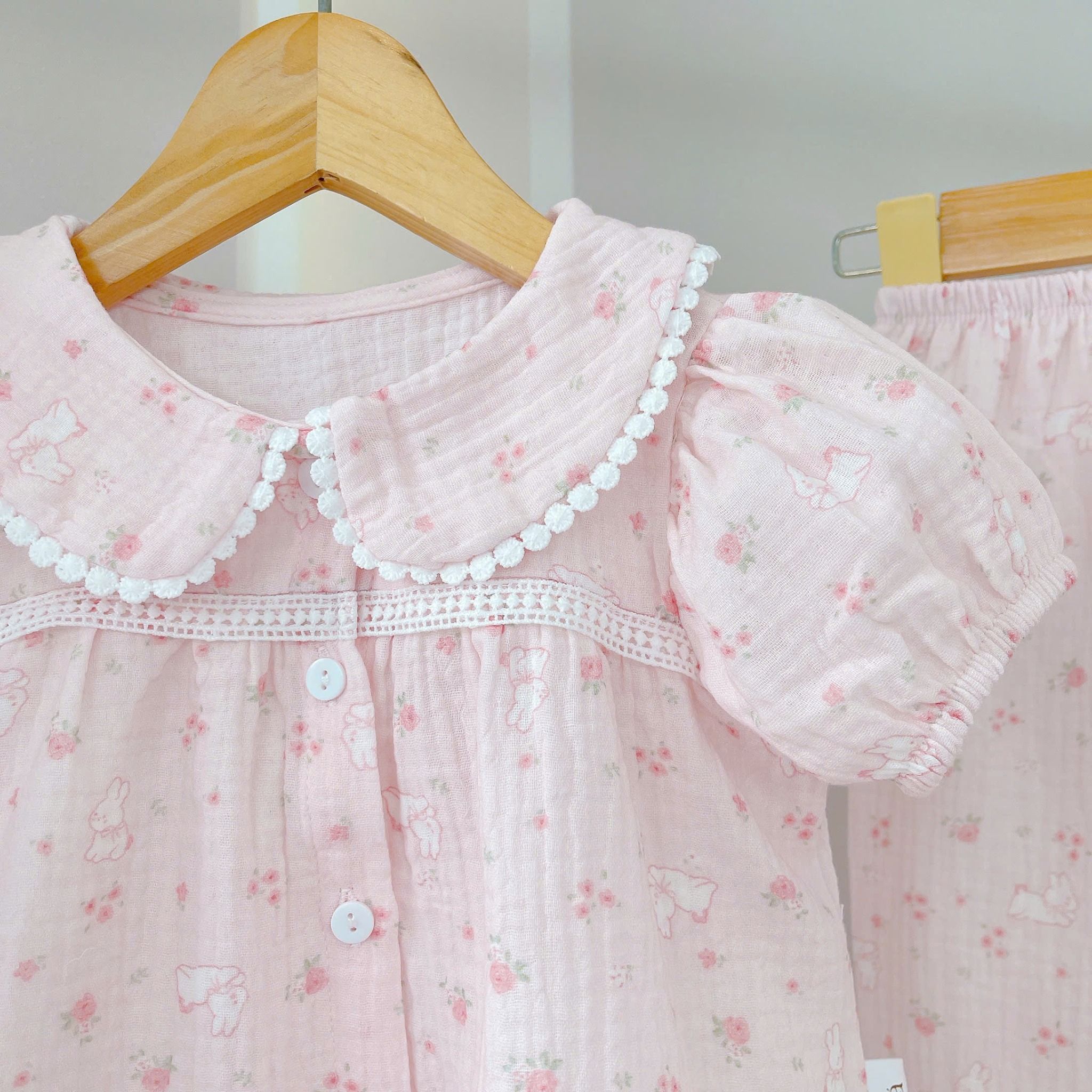  Pijama bé gái cộc tay quần lửng xô muslin Áo Lá Homewear A040, đồ ngủ bé gái xô đũi babydoll caro xinh xắn 