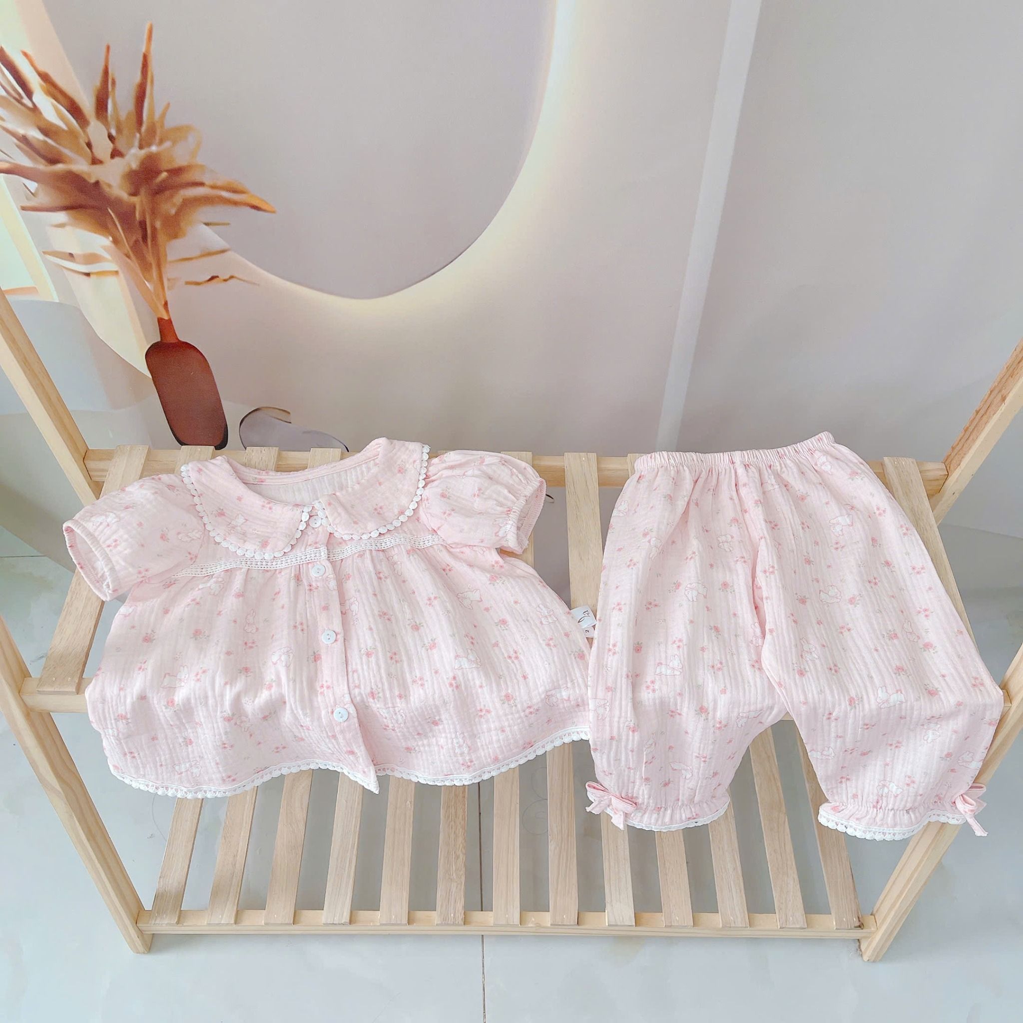  Pijama bé gái cộc tay quần lửng xô muslin Áo Lá Homewear A040, đồ ngủ bé gái xô đũi babydoll caro xinh xắn 