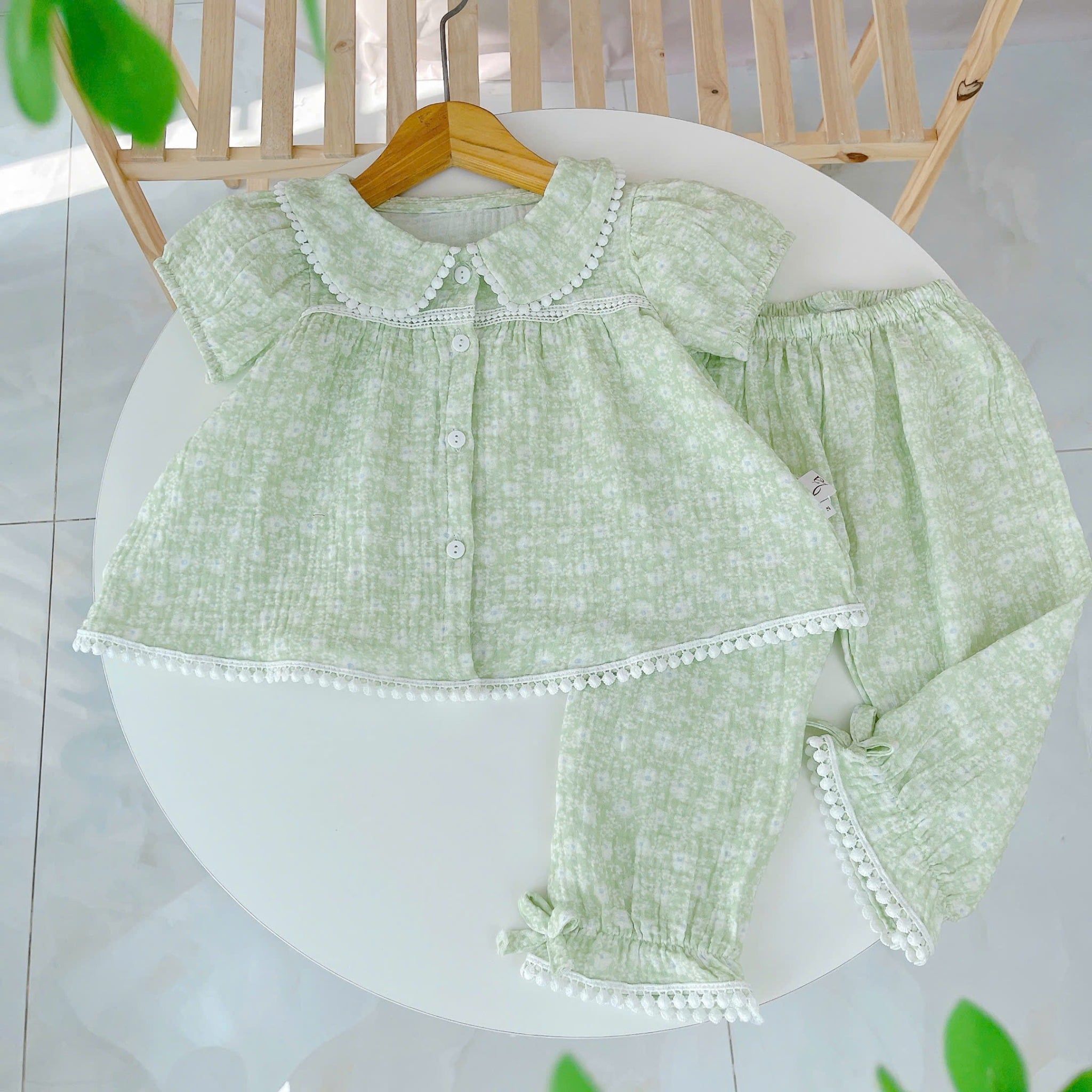  Pijama bé gái cộc tay quần lửng xô muslin Áo Lá Homewear A040, đồ ngủ bé gái xô đũi babydoll caro xinh xắn 