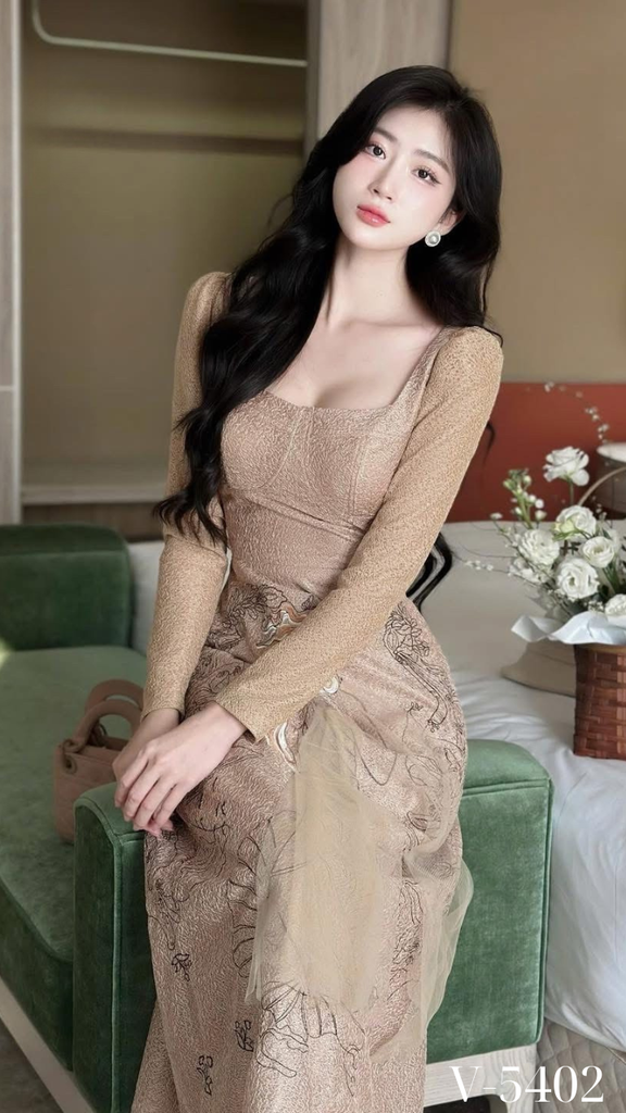 Đầm ren nâu thêu cô gái