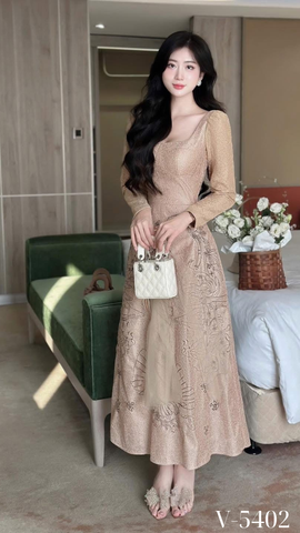 Đầm ren nâu thêu cô gái
