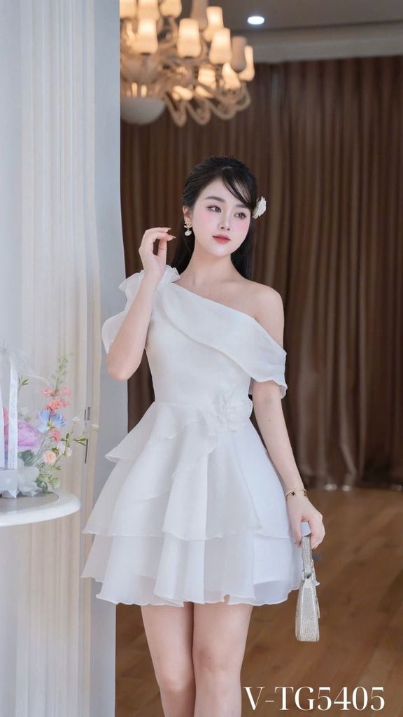 Váy tơ óng lệch vai