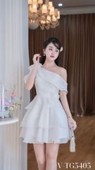 Váy tơ óng lệch vai