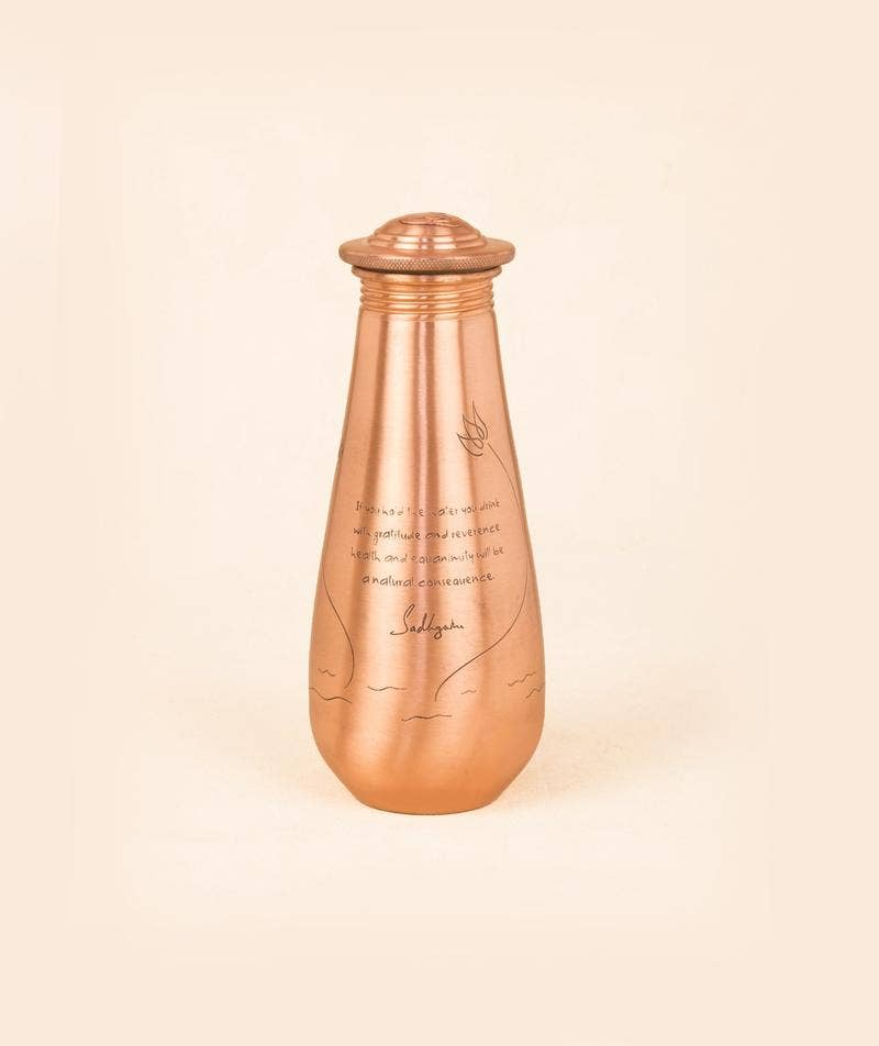  Bình nước bằng đồng nhỏ có trích dẫn của Sadhguru. 